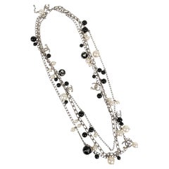 Chanel Collier à breloques Globe CC en argent et perles noires  Ceinture 
