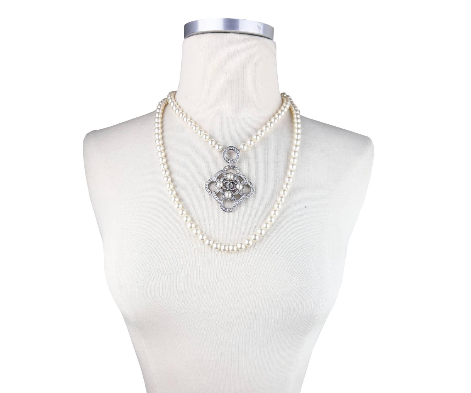 Chanel Silver Argyle Crystal Pendant 2 Strand Pearl Necklace im Zustand „Hervorragend“ im Angebot in Pasadena, CA