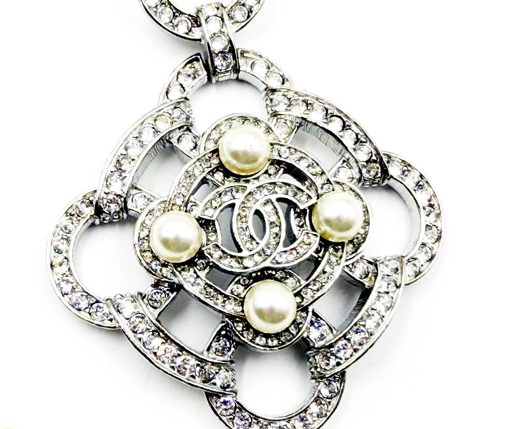 Chanel Silver Argyle Crystal Pendant 2 Strand Pearl Necklace im Angebot 1