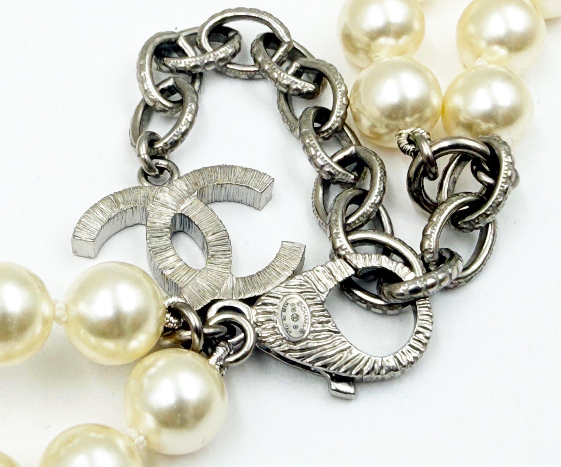 Chanel Silver Argyle Crystal Pendant 2 Strand Pearl Necklace im Angebot 2