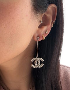 Chanel Pendientes de plata con gota CC de cristal baguette