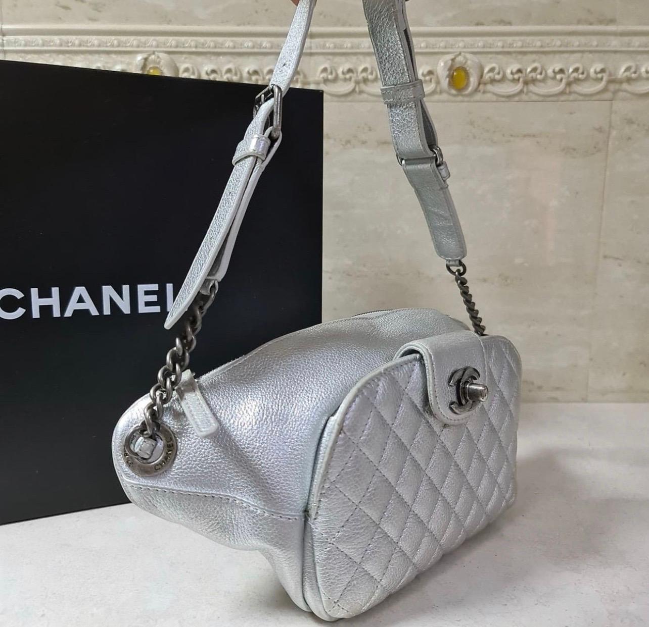 Chanel, silver, fanny pack in grained, quilted calfskin with silver hardware. The fanny pack has a chain link and leather belt strap with adjustment links and a top zipper pocket.

Very good condition. 

Has hardly ever seen worn areas.

36*16cm

No