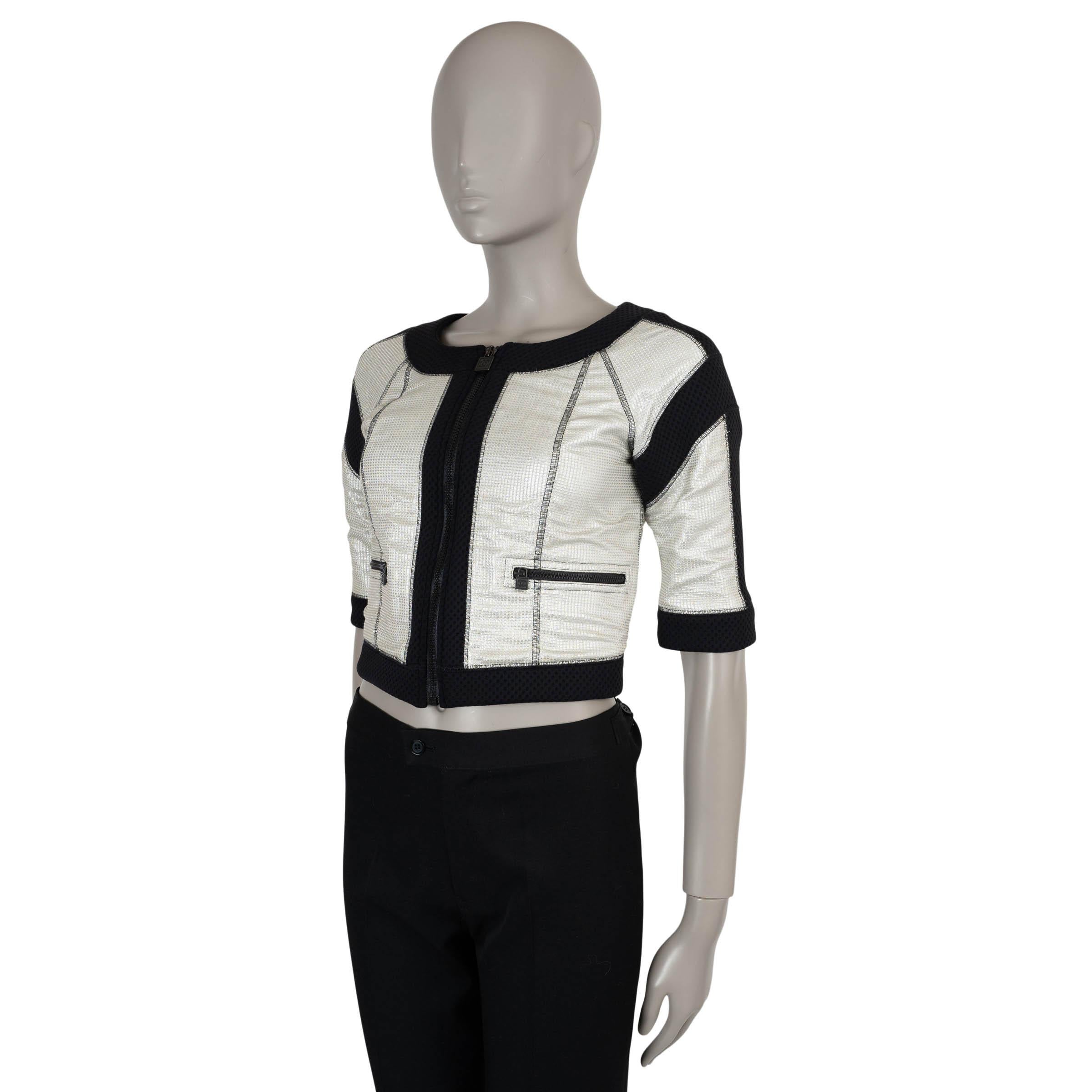 Questa giacca Chanel Identification 100% autentica in maglia argentata di poliammide (66%), cotone (20%), poliestere (8%) ed elastan (6%) incarna un aspetto elegante e futuristico. Con una silhouette aderente e aderente, presenta maniche corte a