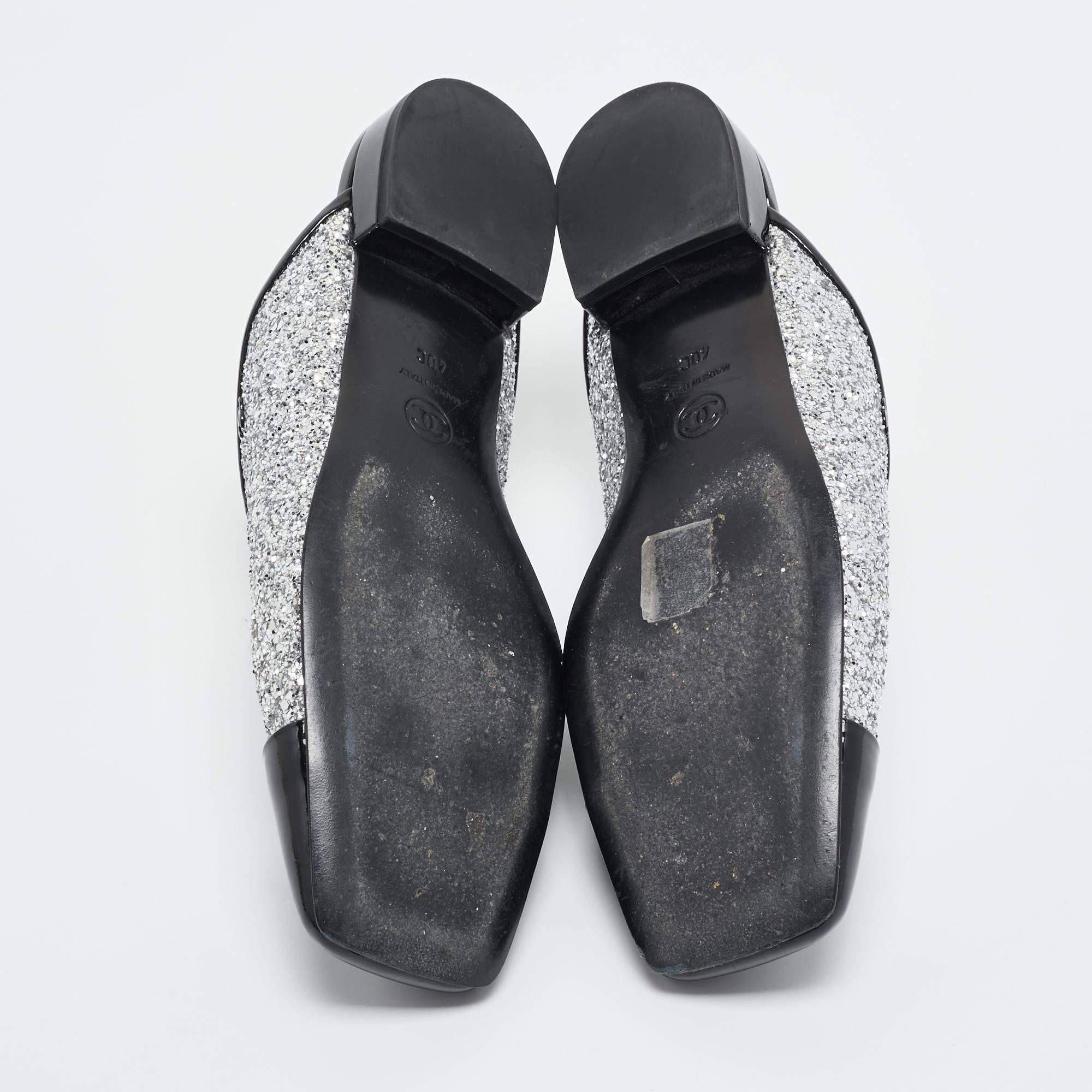 Women's Chanel Silver/Black Coarse Glitter and Patent Cap Toe CC Mules Size 40 For Sale