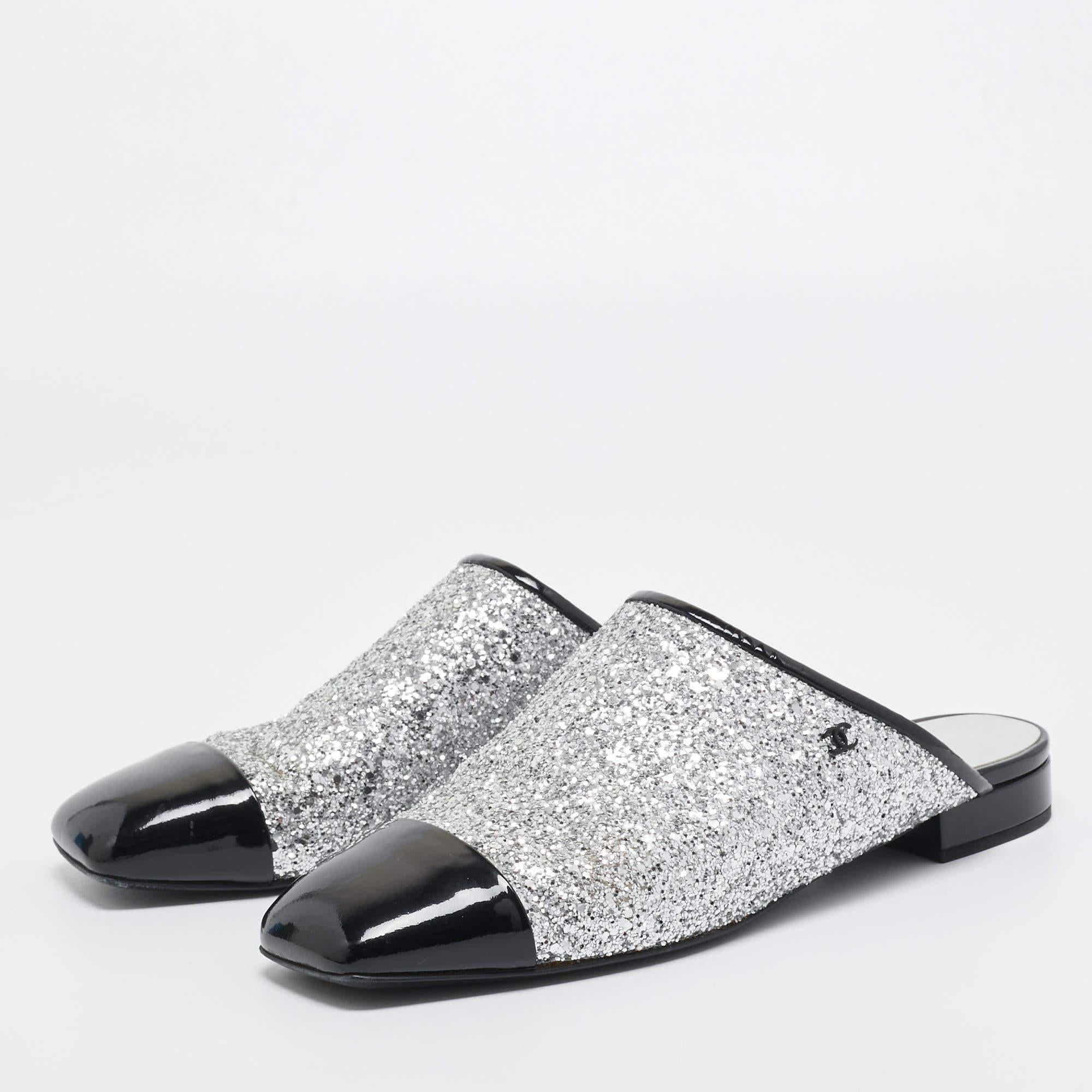 Chanel Silver/Black Coarse Glitter and Patent Cap Toe CC Mules Size 40 For Sale 2
