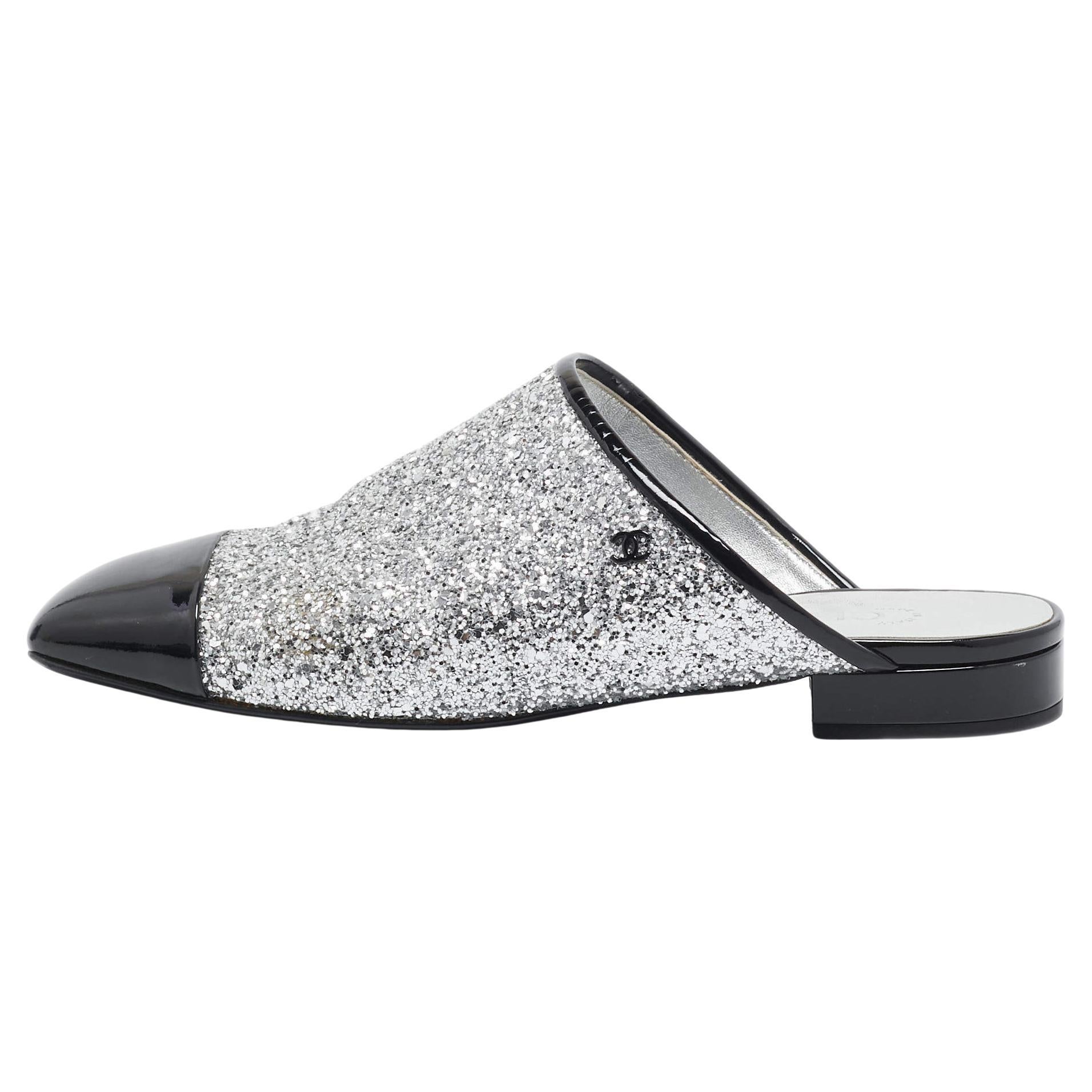 Chanel Silver/Black Coarse Glitter and Patent Cap Toe CC Mules Size 40 For Sale