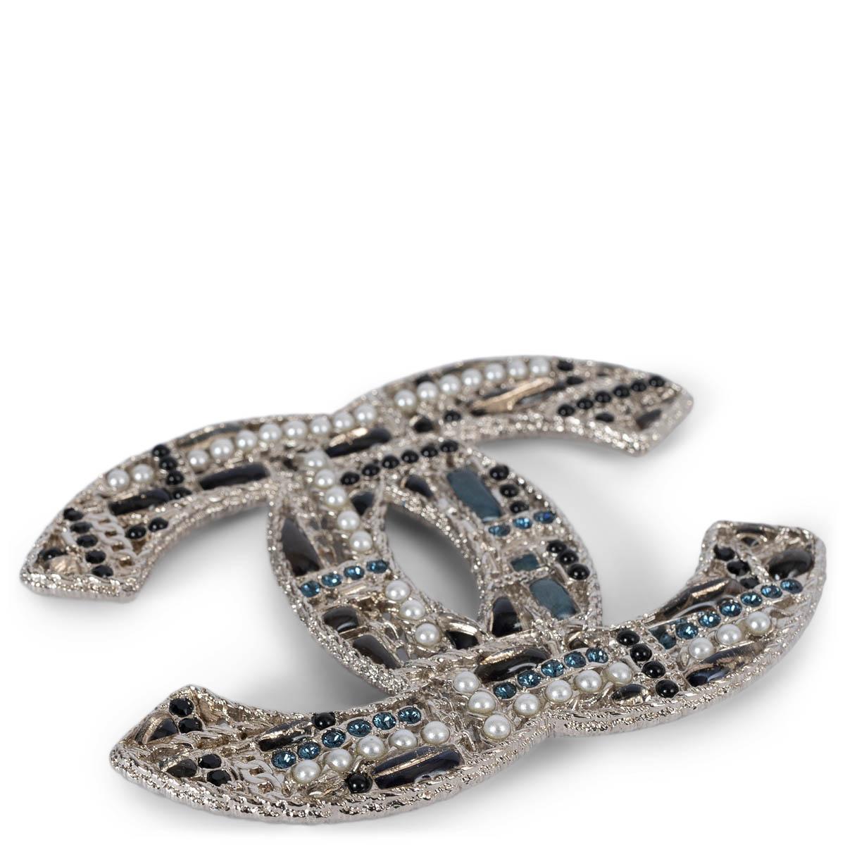 100% authentische Chanel große CC-Brosche aus silbernem Metall, verziert mit schwarzen und grauen Steinen, Kunstperlen und blauen Kristallen. Wurde getragen und ist in ausgezeichnetem Zustand. Wird mit Staubbeutel geliefert. 

2019