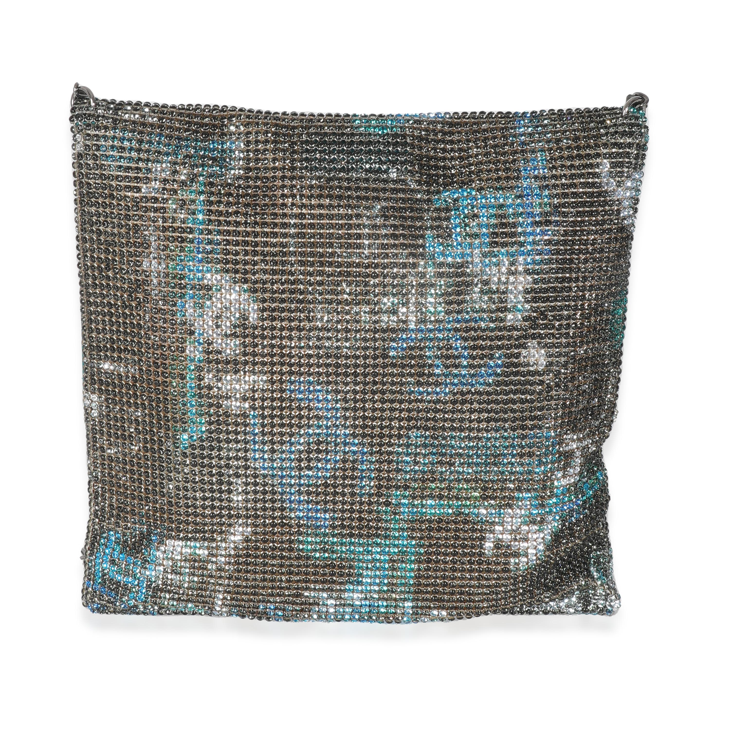 Titre de la liste : Chanel Silver Blue Graffiti CC Chainmail Flap Bag
SKU : Z147344
Condit : Usagé 
Description de l'état : Un classique intemporel qui ne se démode jamais, le sac à rabat de Chanel date de 1955 et a connu un certain nombre de mises