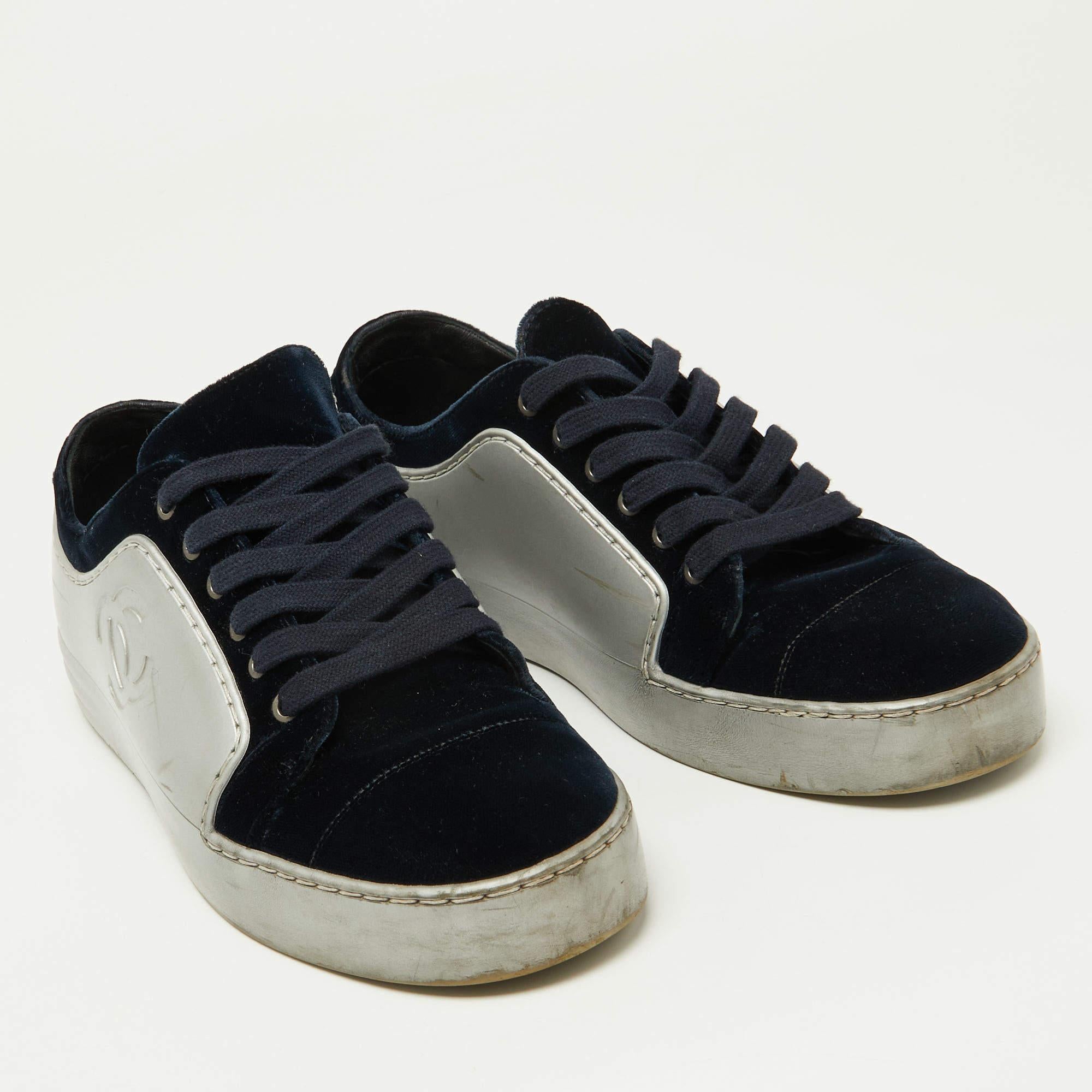 Chanel Silver/Blue Velvet and Rubber CC Low Top Sneakers Size 38 In Fair Condition In Dubai, Al Qouz 2