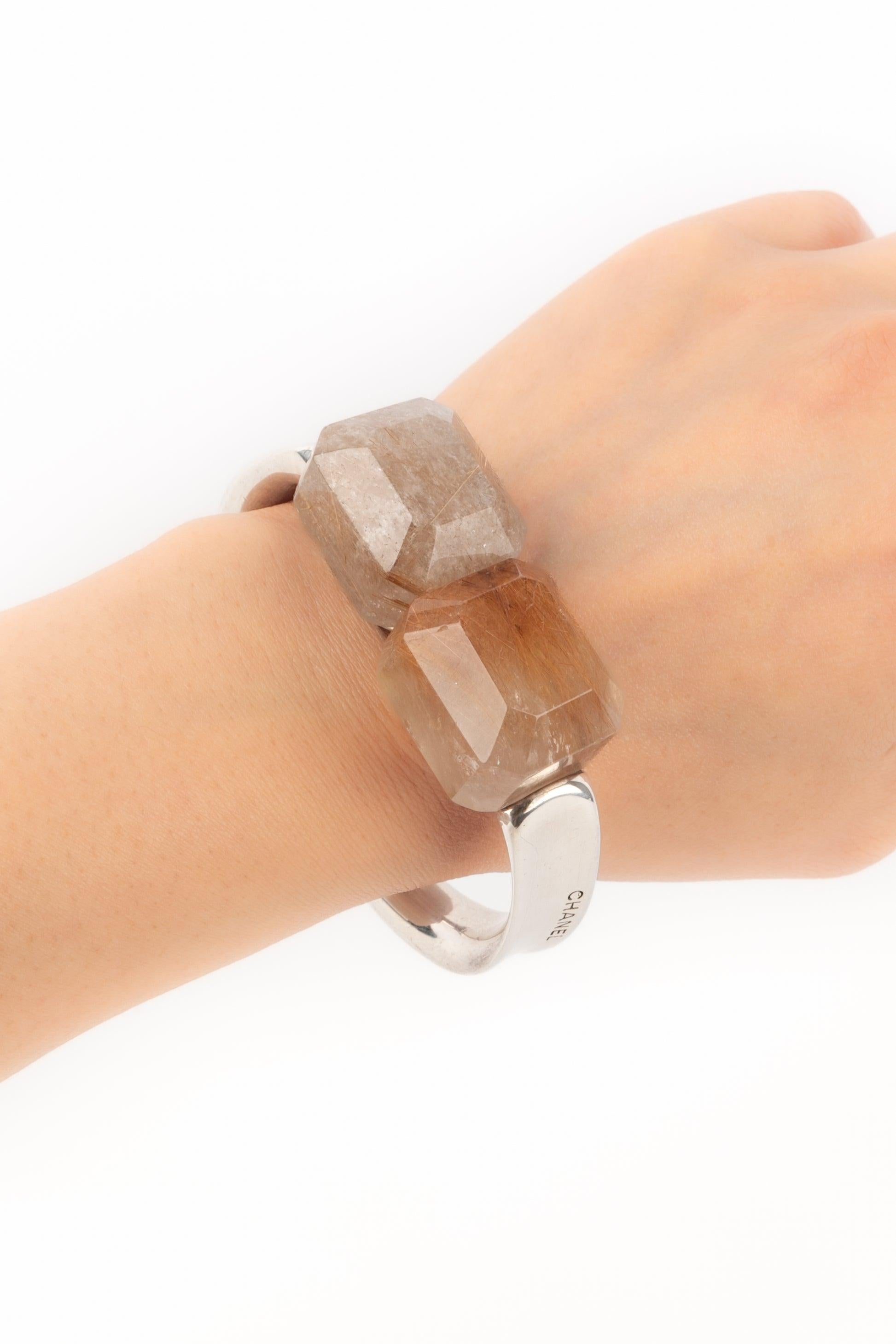 Chanel - Bracelet rigide en argent surmonté de deux cubes de quartz rutilé. Une Collection des années 1980.

Informations complémentaires :
Condit : Très bon état.
Dimensions : Longueur : 16 cm
Période : 20ème siècle

Référence du vendeur : BRAB98