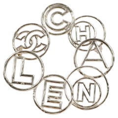 Chanel Alfiler Círculo Letra Burbuja Plata
