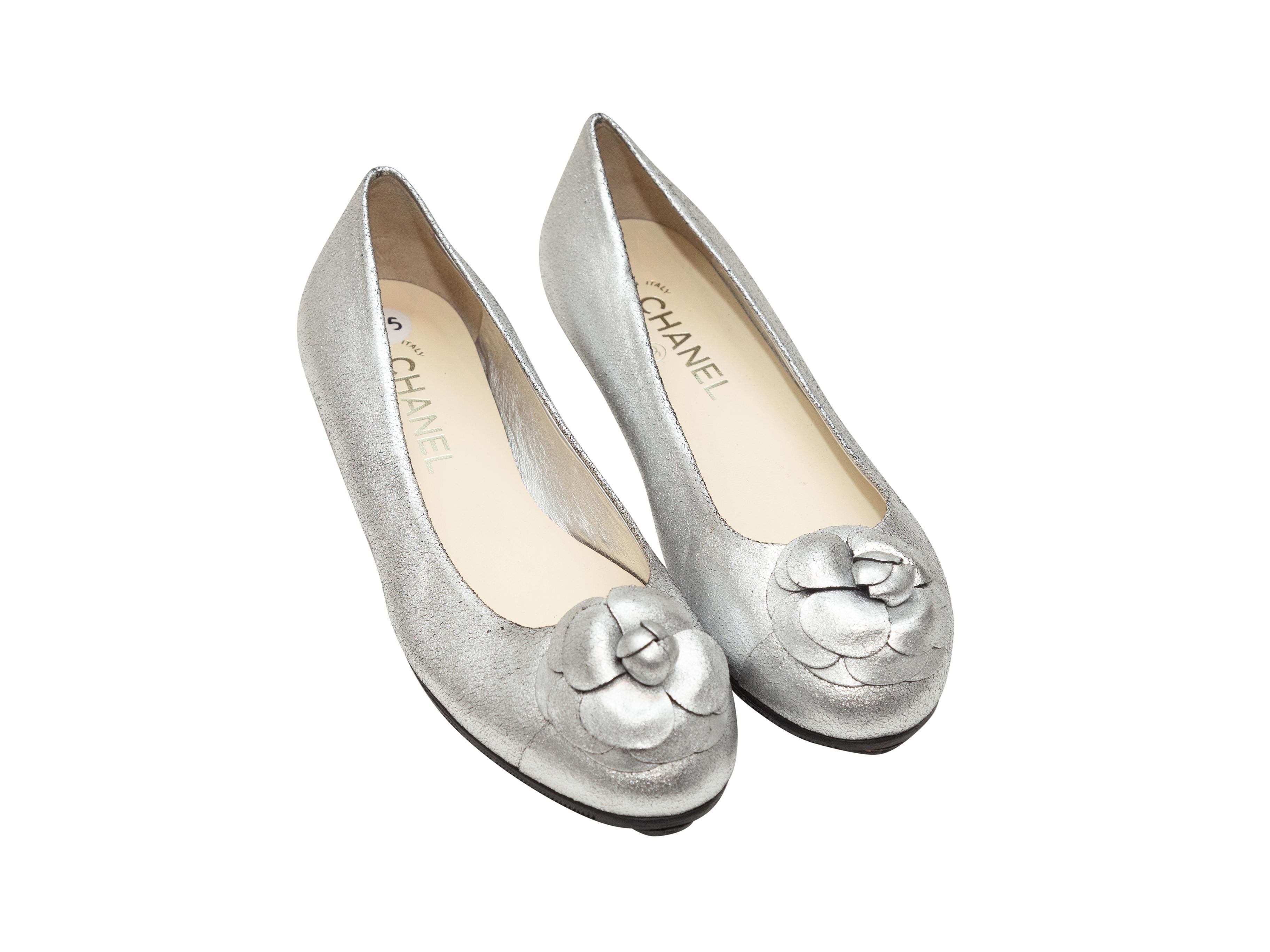 Details zum Produkt: Ballettschuhe Camellia von Chanel aus silberfarbenem Metallic-Crackle-Leder. Designer Größe 38.5.
Zustand: Gebraucht. Sehr gut. Behoben. Zehentapfen hinzugefügt. Leichte Abnutzung.
Est. Einzelhandel $ 875.00