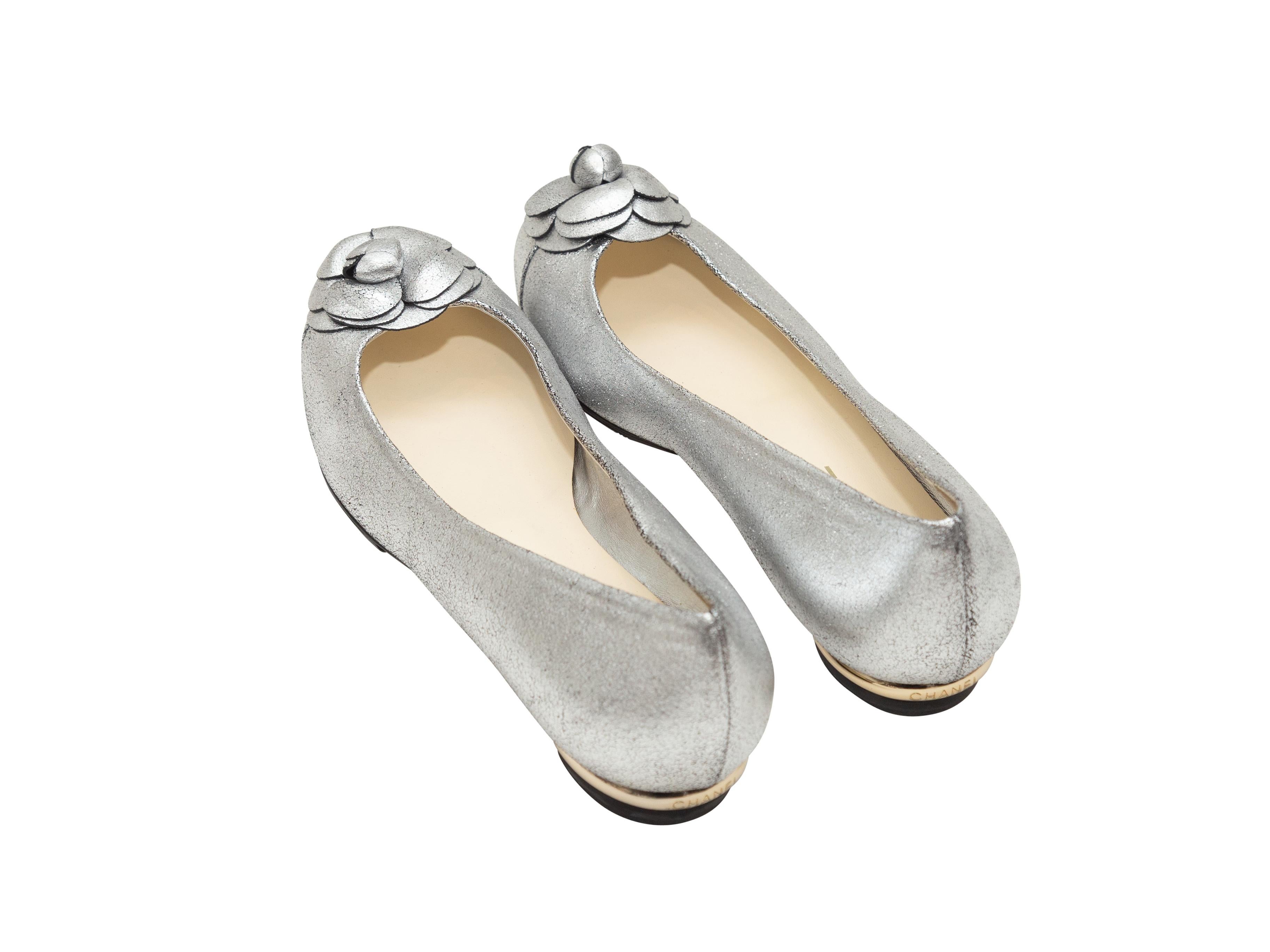 Chanel Chanel Silber Kamelie Crackle Leder Ballett Flats im Zustand „Gut“ in New York, NY