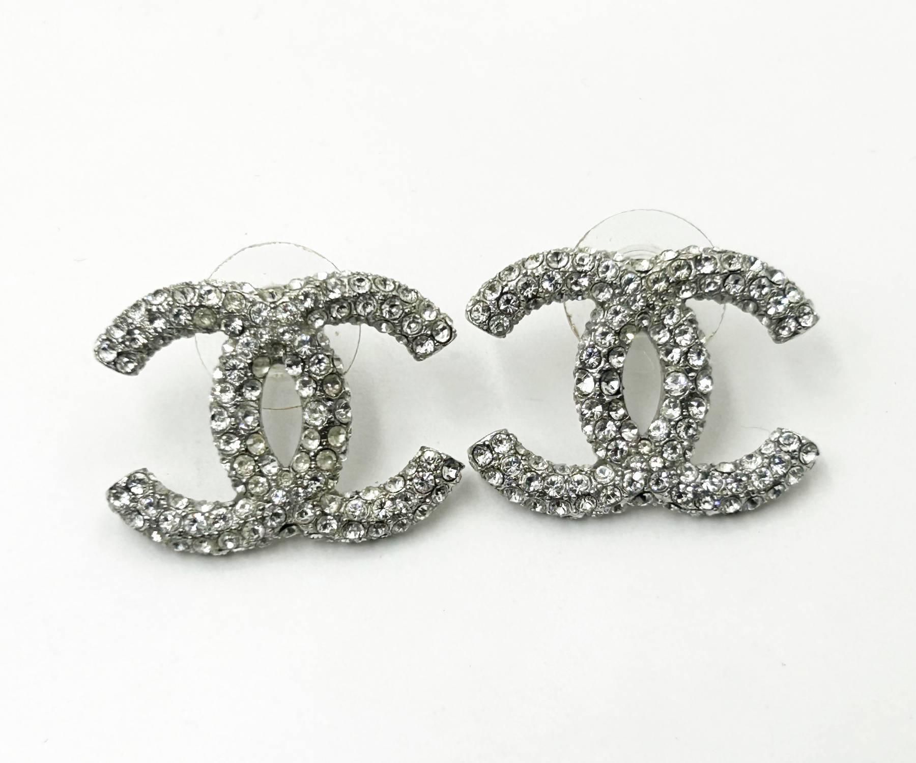 Chanel Silber CC All over Kristall Große Piercing Ohrringe

*Markiert 18
*Hergestellt in Italien
*Wird mit der Originalverpackung und dem Etui geliefert.

-Sie ist ungefähr 1