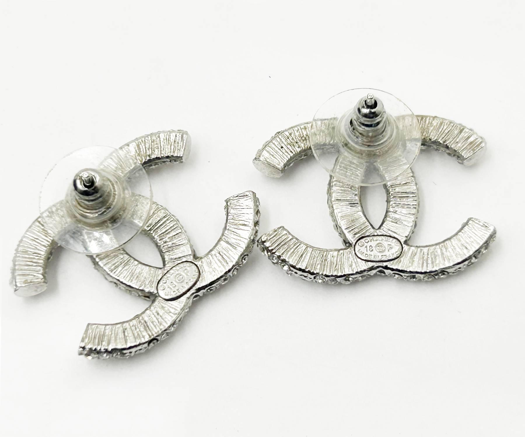 Chanel Silber CC All over Kristall Große Piercing Ohrringe Damen im Angebot