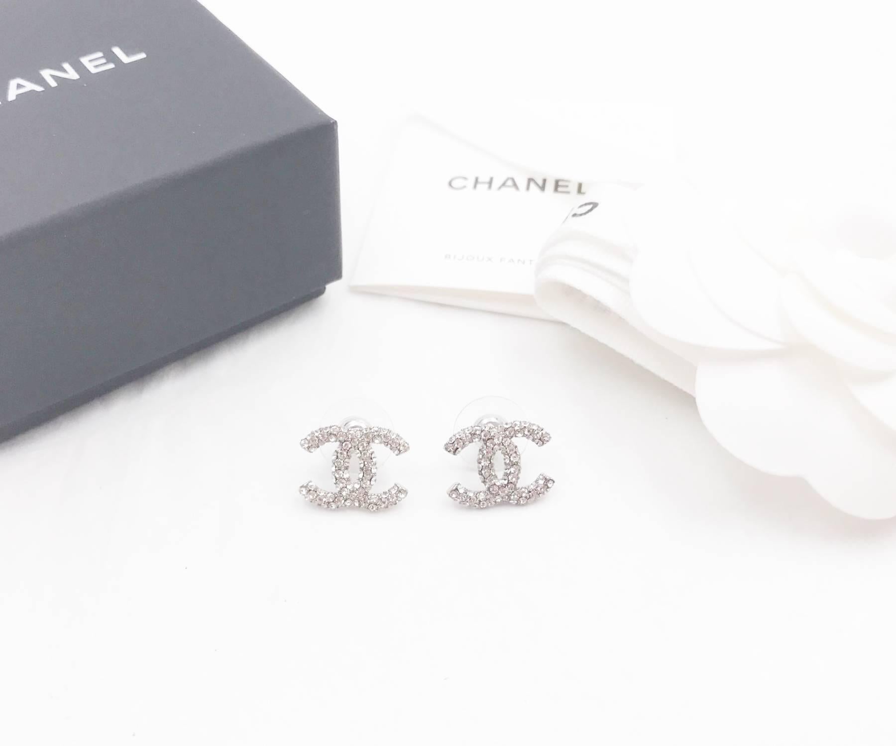 Chanel Silver CC All Over Crystal Piercing Earrings

*Marked 20
*Made in Italy
*Comes with the original box, pouch and booklet

-Approximately 0.6