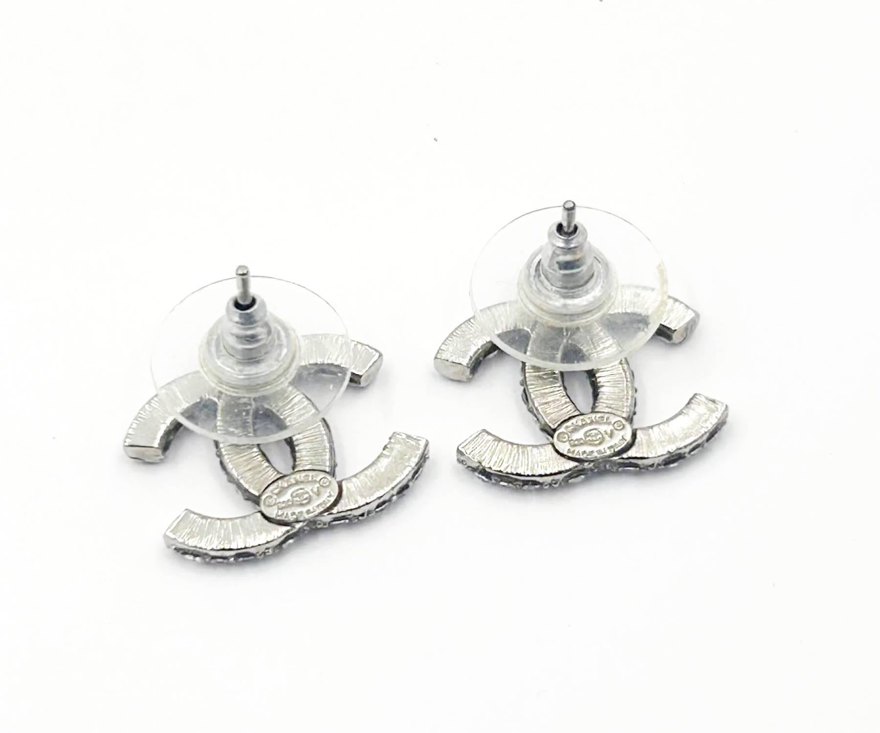 Chanel Pendientes de piercing CC de plata y cristal en toda la superficie en Excelente estado para la venta en Pasadena, CA