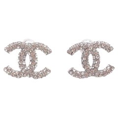 Chanel Pendientes de piercing CC de plata y cristal en toda la superficie