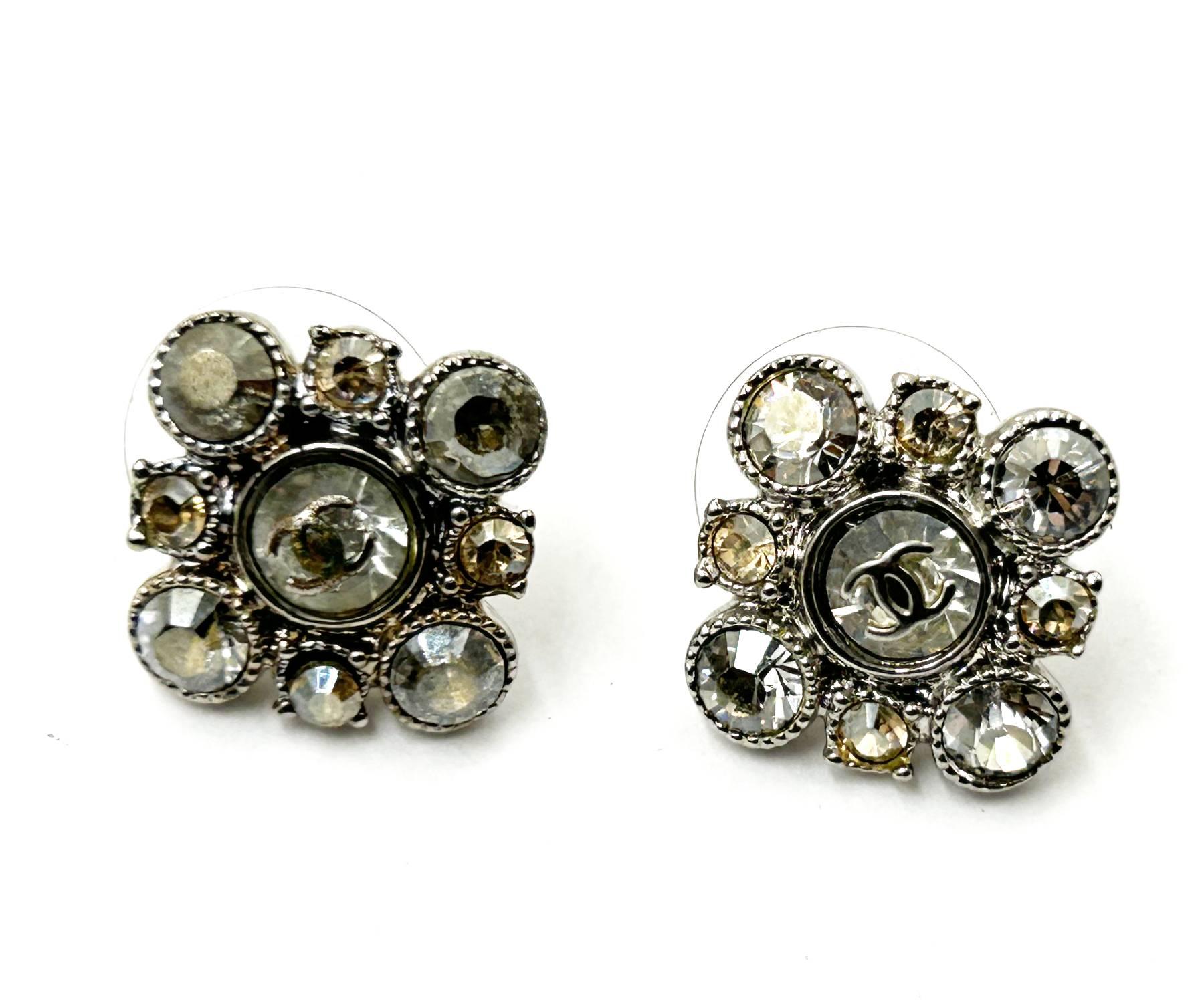 Artigiano A. Silver CC Argyle, orecchini piccoli con piercing in cristallo di Chanel in vendita