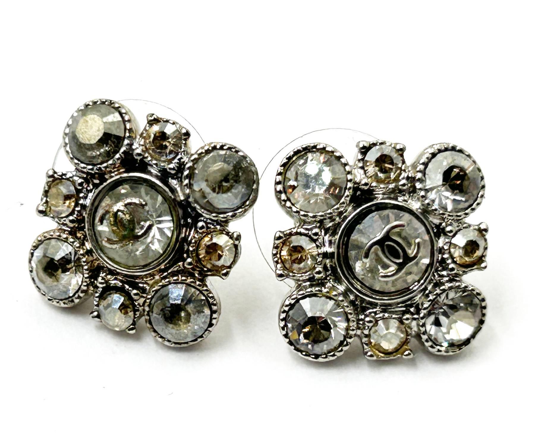 A. Silver CC Argyle, orecchini piccoli con piercing in cristallo di Chanel In condizioni buone in vendita a Pasadena, CA
