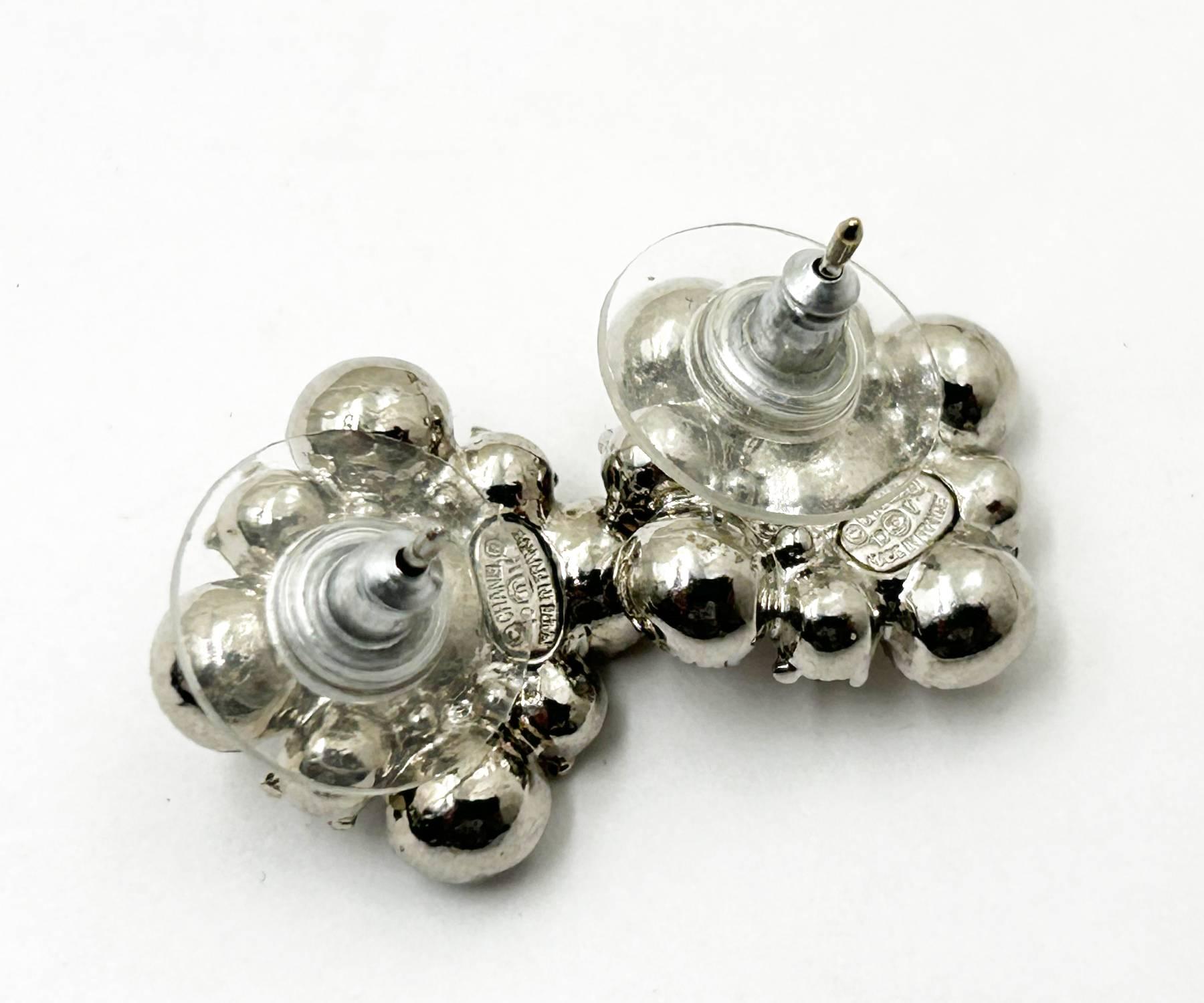 Donna A. Silver CC Argyle, orecchini piccoli con piercing in cristallo di Chanel in vendita