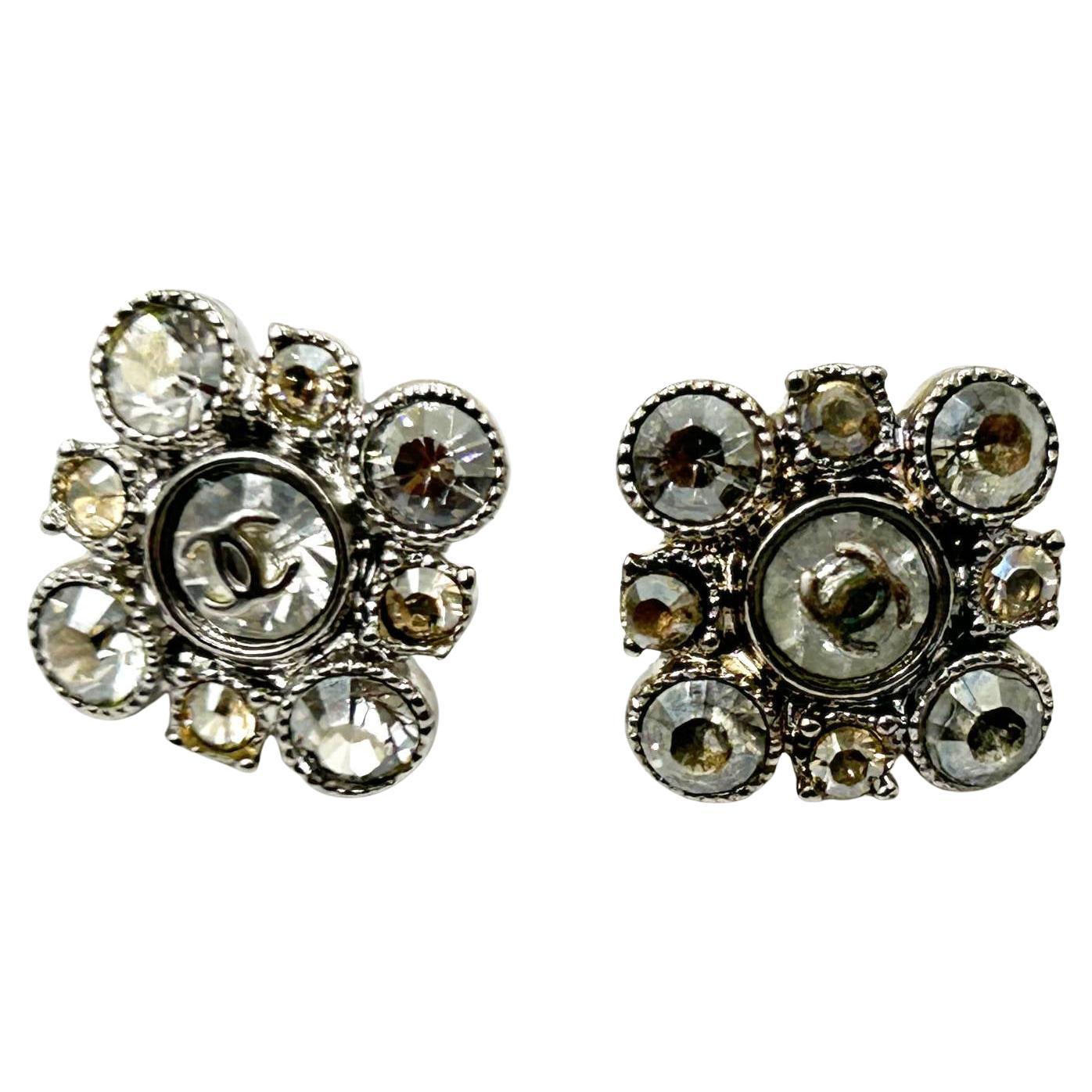 A. Silver CC Argyle, orecchini piccoli con piercing in cristallo di Chanel