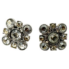 A. Silver CC Argyle, orecchini piccoli con piercing in cristallo di Chanel