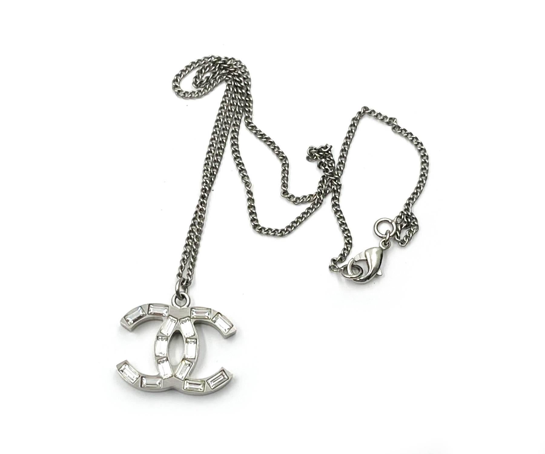 Artisan Chanel Collier pendentif CC baguette double visage en argent en vente