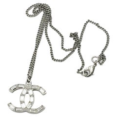 Collar Colgante Chanel Plata CC Baguette Doble Cara