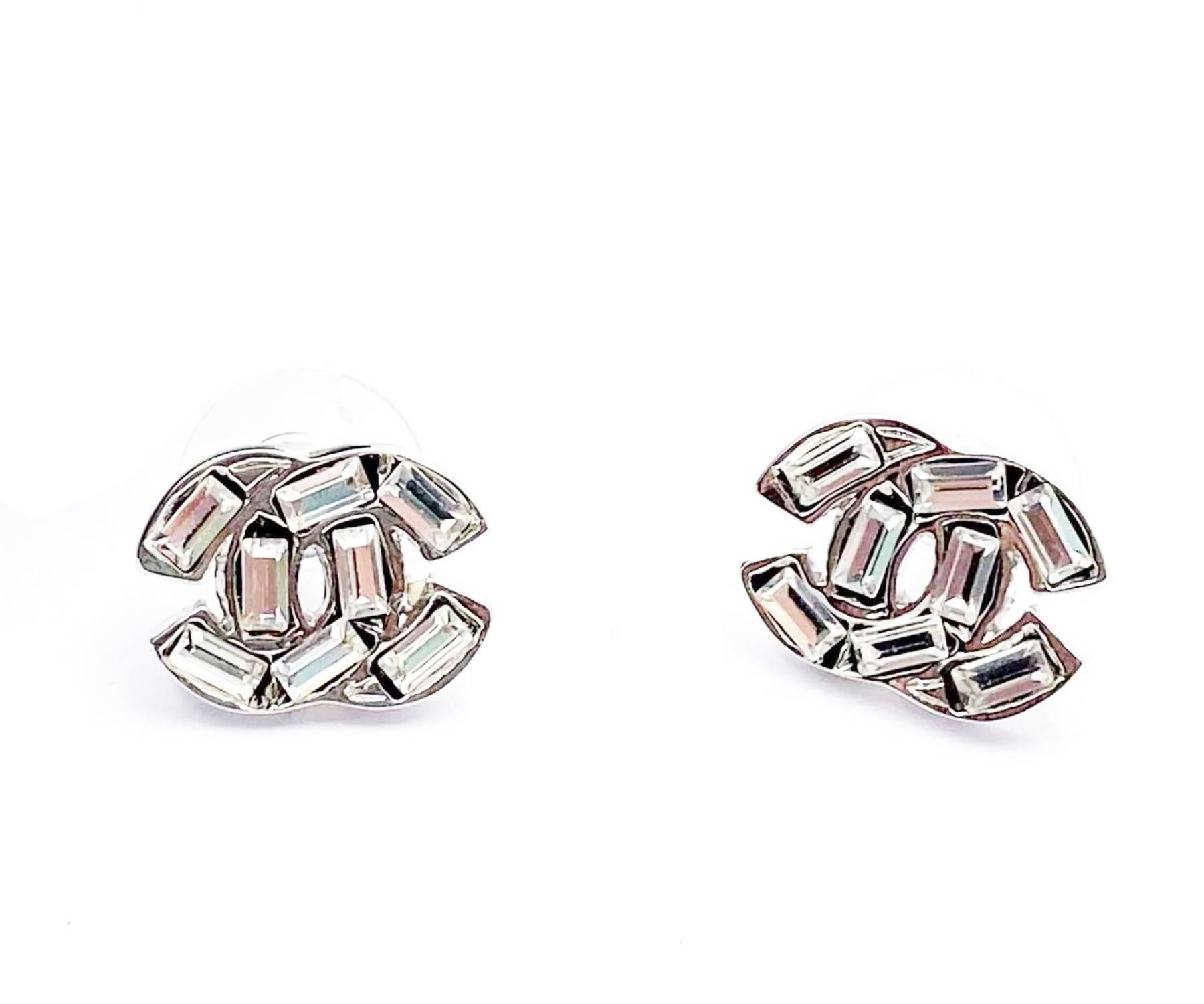 Chanel Silver CC  Baguette Stud Piercing Earrings

*Marked 01
*Made in France
*Comes with the original box
 
-It is approximately 0.6