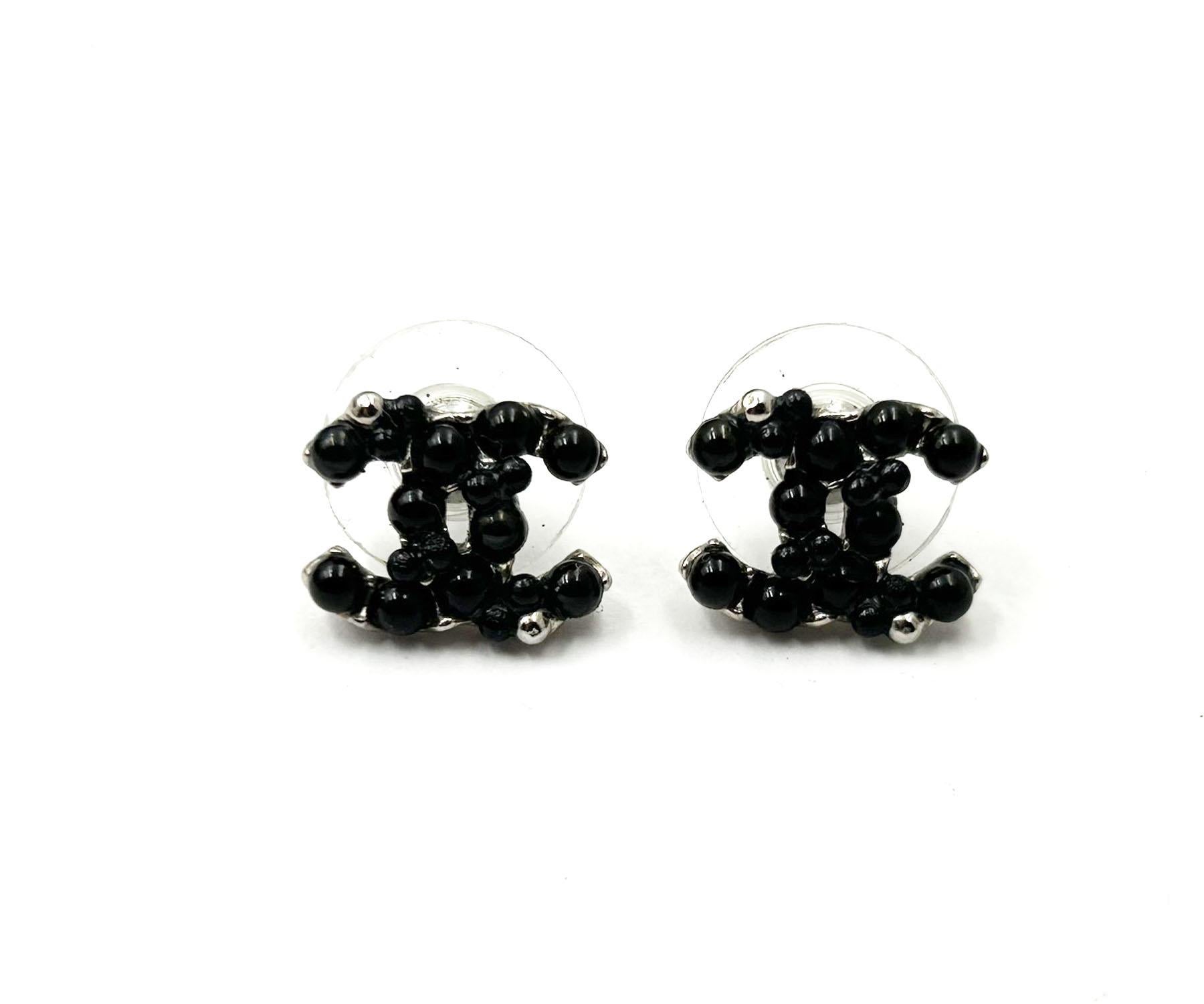 Chanel Silver CC Black Bead Piercing Earrings

* Marked 14
* Made in France
*Comes with original pouch and box

-It is approximately 0.5