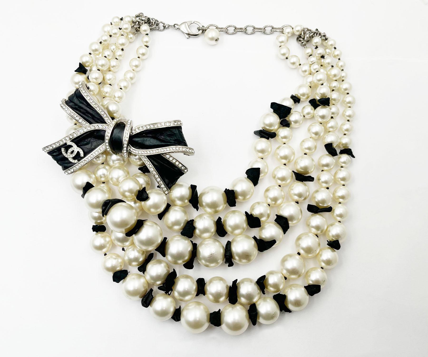 Chanel - Collier court 5 rangs de perles en cuir avec ruban noir Silver CC

* Marqué 16
* Fabriqué en France
* Livré avec sa boîte d'origine et son sac à poussière

-Il mesure environ 17