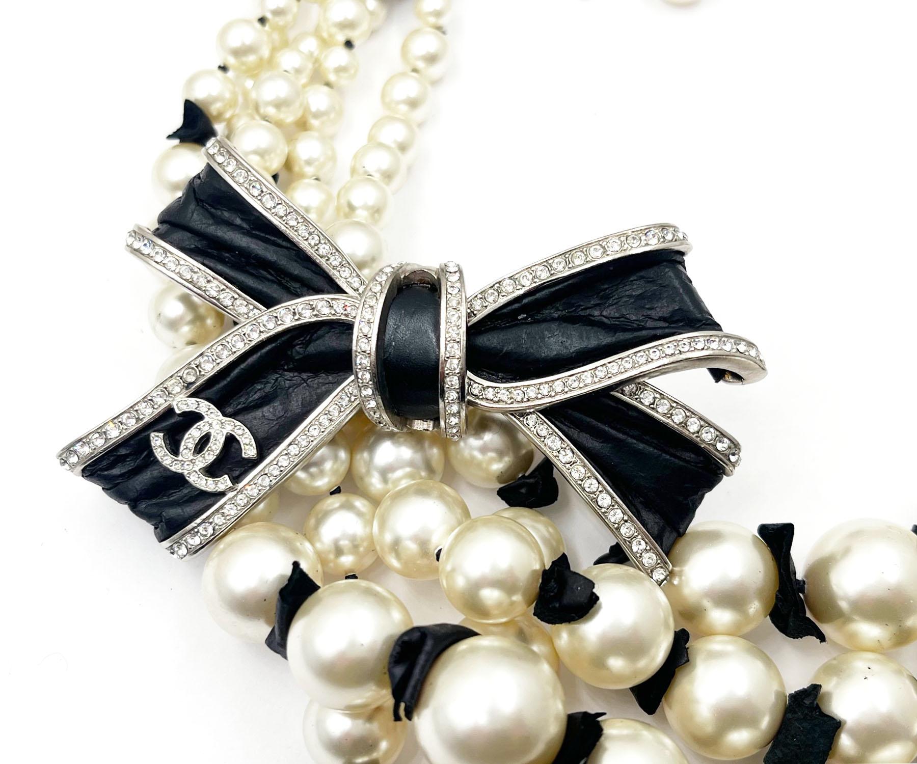 Chanel - Collier court 5 rangs de perles en cuir avec ruban noir Silver CC Pour femmes en vente