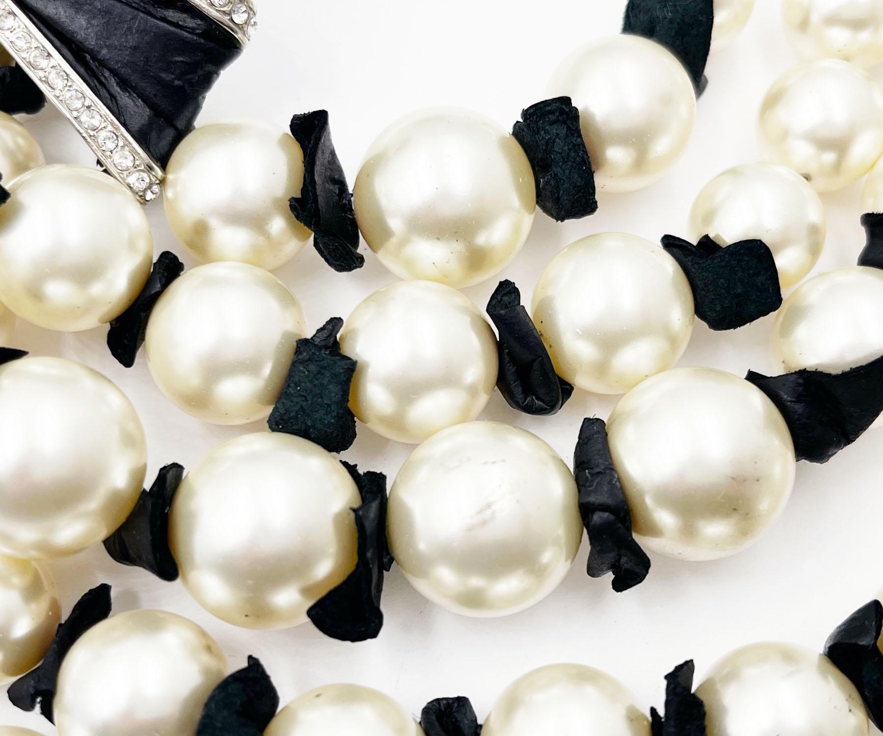 Chanel - Collier court 5 rangs de perles en cuir avec ruban noir Silver CC en vente 1