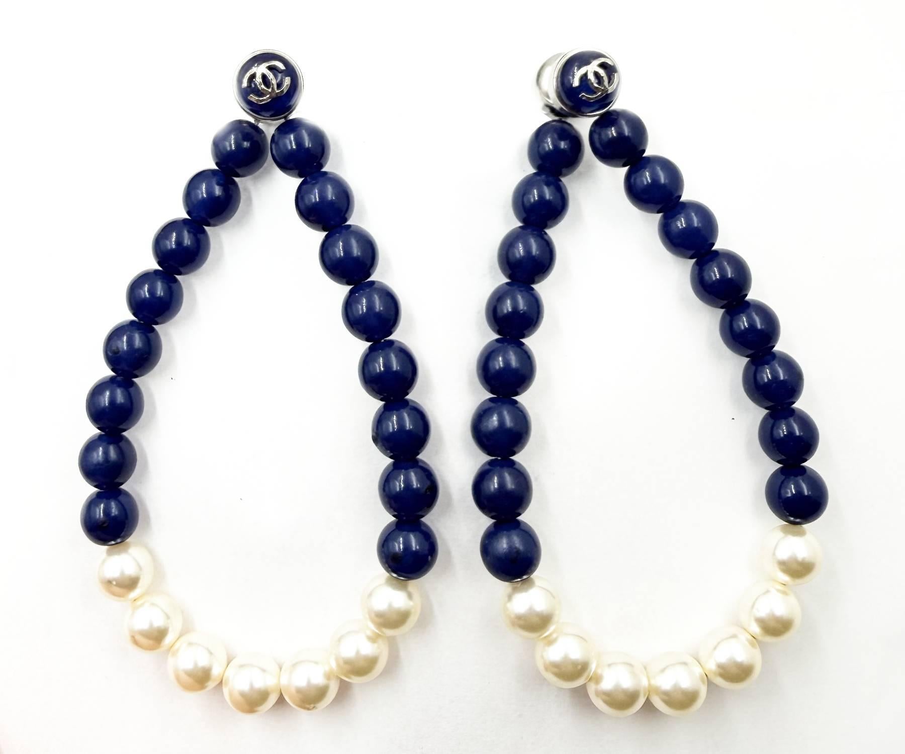 Chanel - Boucles d'oreilles magnétiques en argent CC avec perles bleues et grandes boucles d'oreilles

*Marked 15
*Fabriqué en Italie
*Livré avec la boîte d'origine 

-Il mesure environ 3,5