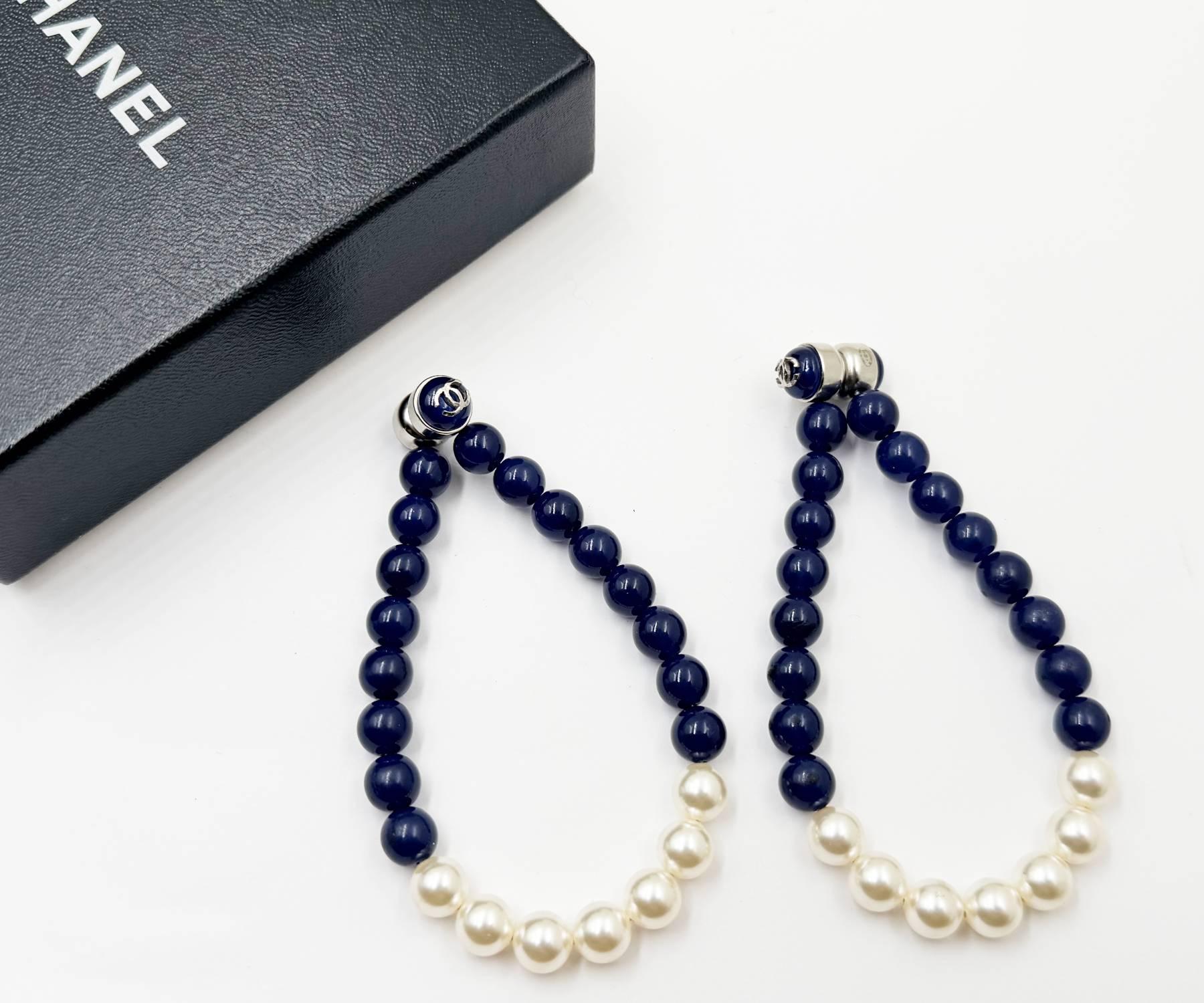 Contemporain Boucles d'oreilles Chanel argent CC perles bleues grande boucle en vente