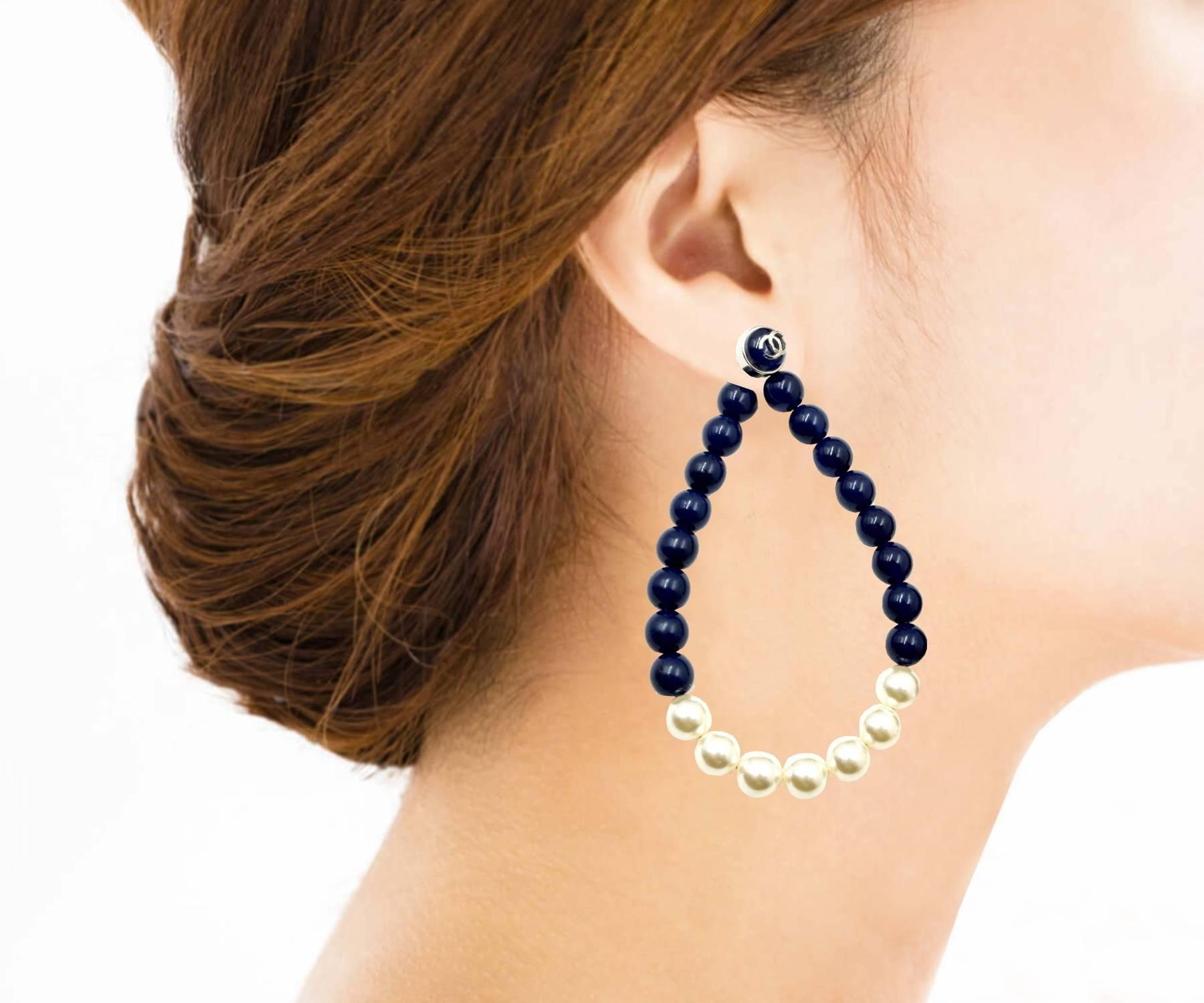 Boucles d'oreilles Chanel argent CC perles bleues grande boucle Bon état - En vente à Pasadena, CA