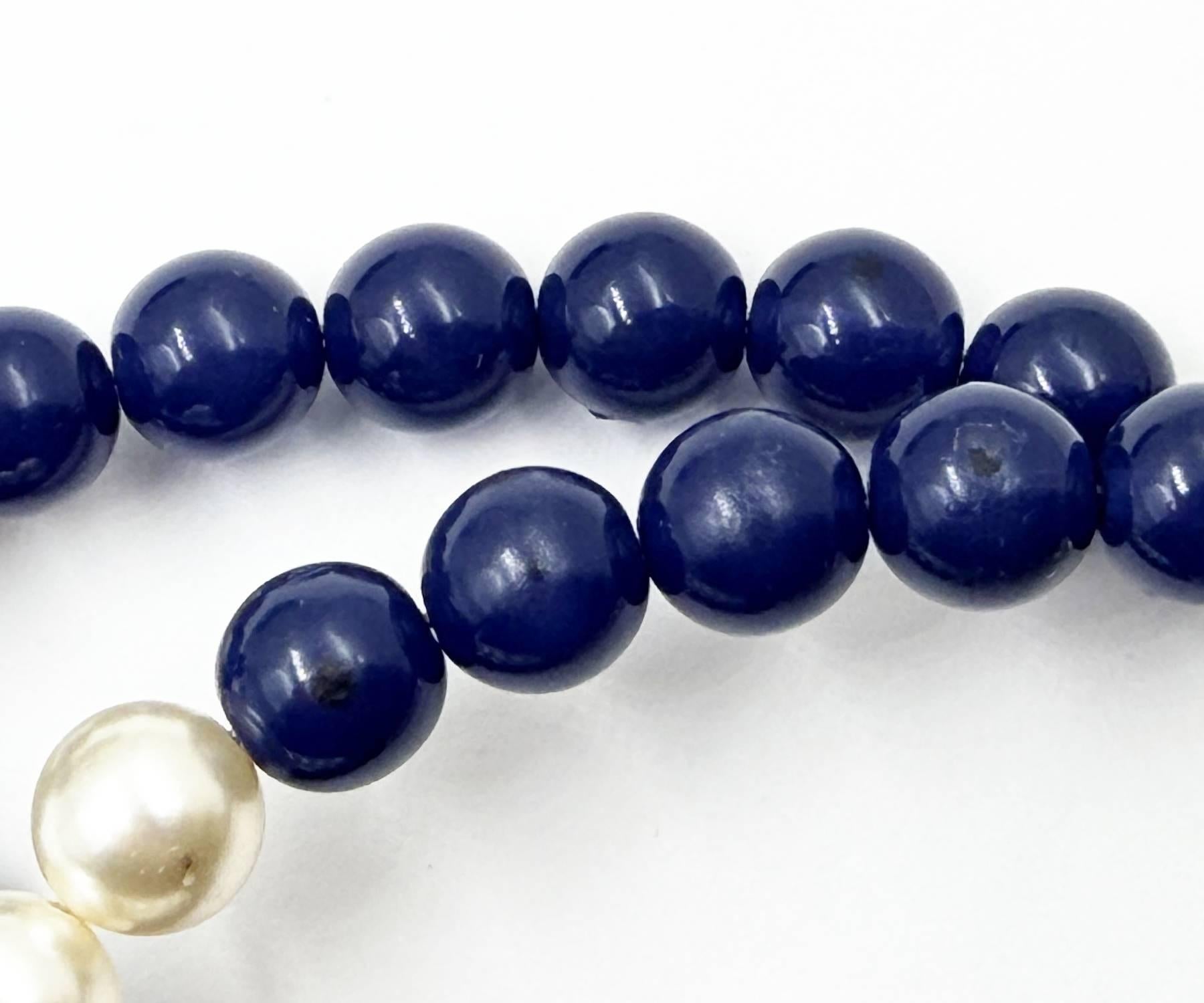 Boucles d'oreilles Chanel argent CC perles bleues grande boucle en vente 1