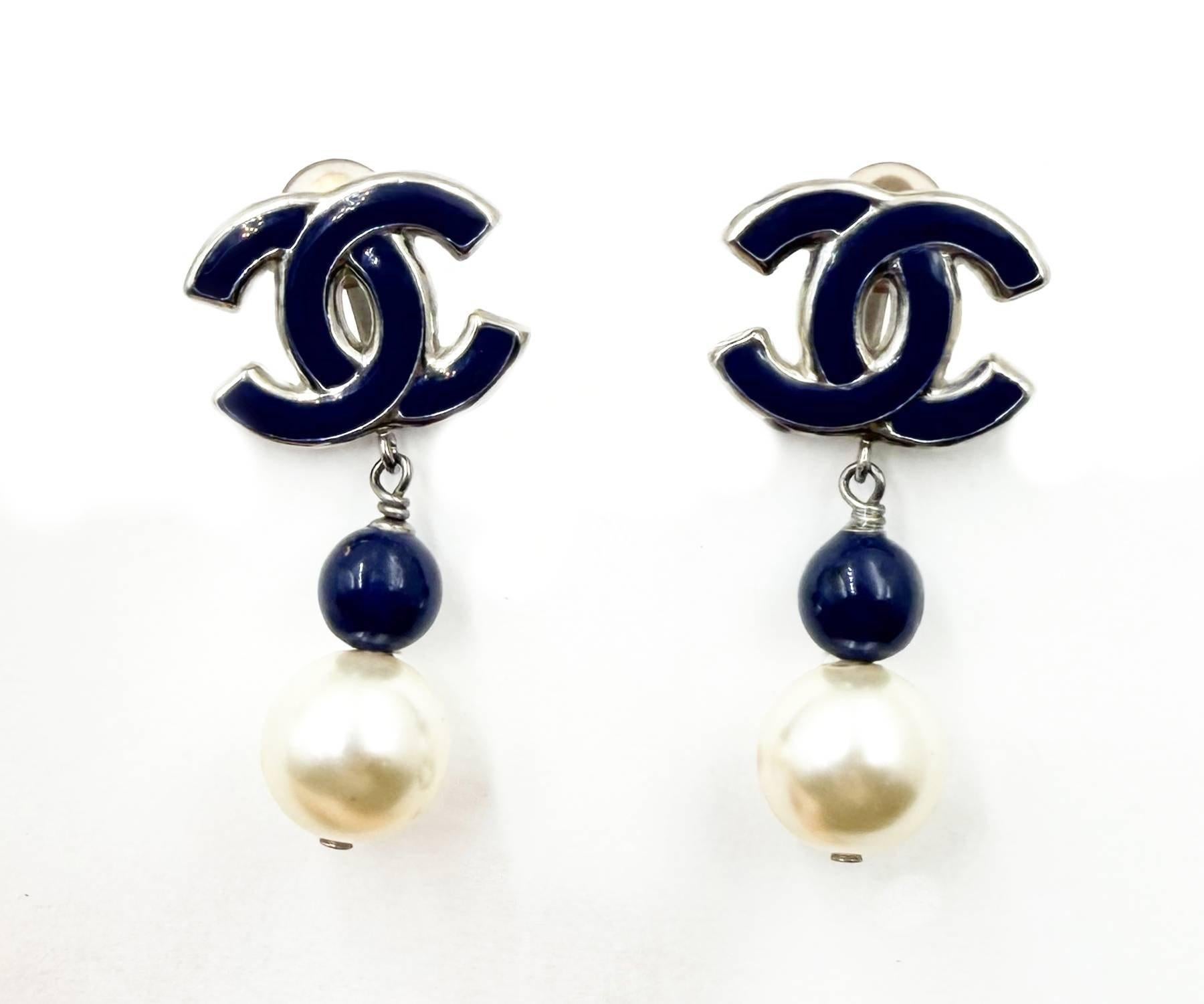 A. Silver CC Orecchini a clip con perle blu e smalto blu di Chanel

* Segnato 15
* Made in Italy

- Misura circa 1,75