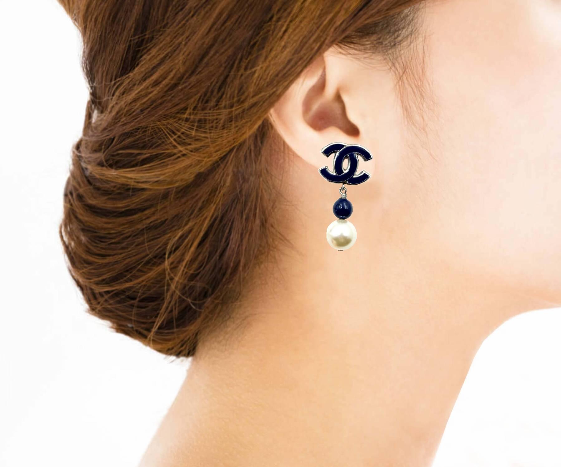 Artigiano A. Silver CC Orecchini a clip con perle blu e smalto blu di Chanel in vendita