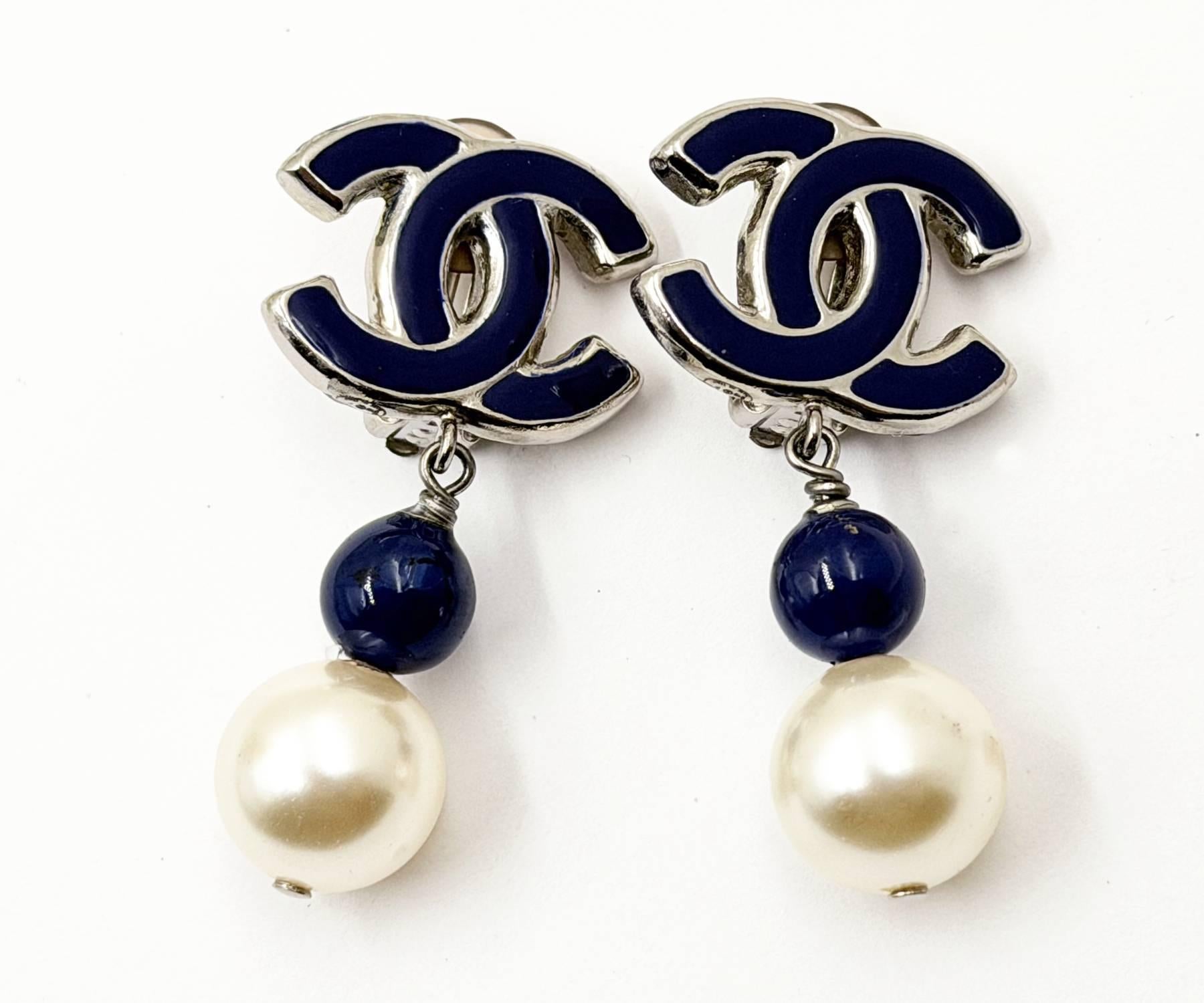 A. Silver CC Orecchini a clip con perle blu e smalto blu di Chanel In condizioni ottime in vendita a Pasadena, CA