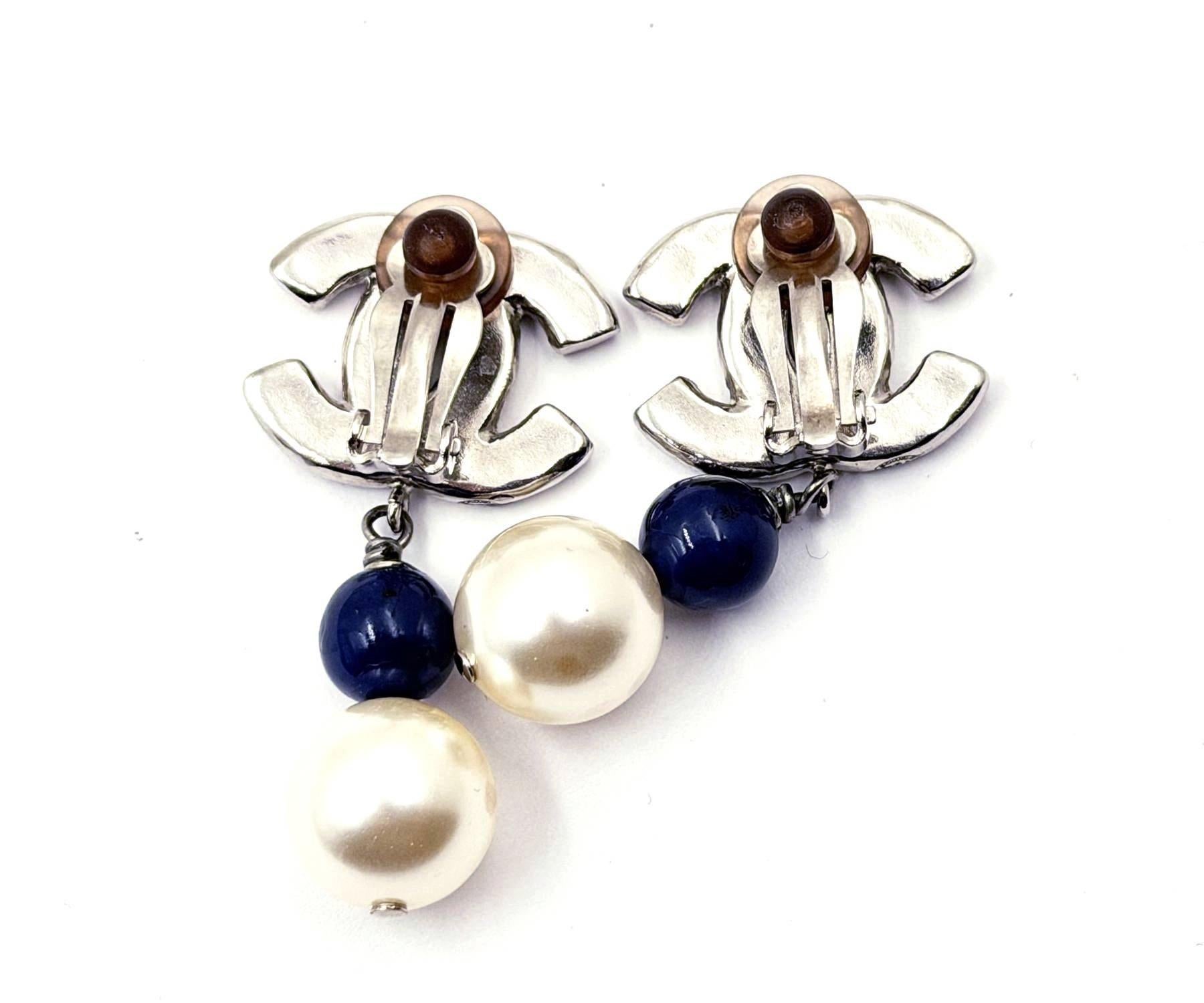 Donna A. Silver CC Orecchini a clip con perle blu e smalto blu di Chanel in vendita