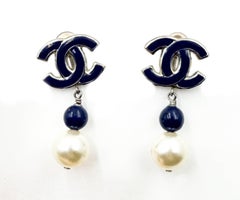 A. Silver CC Orecchini a clip con perle blu e smalto blu di Chanel