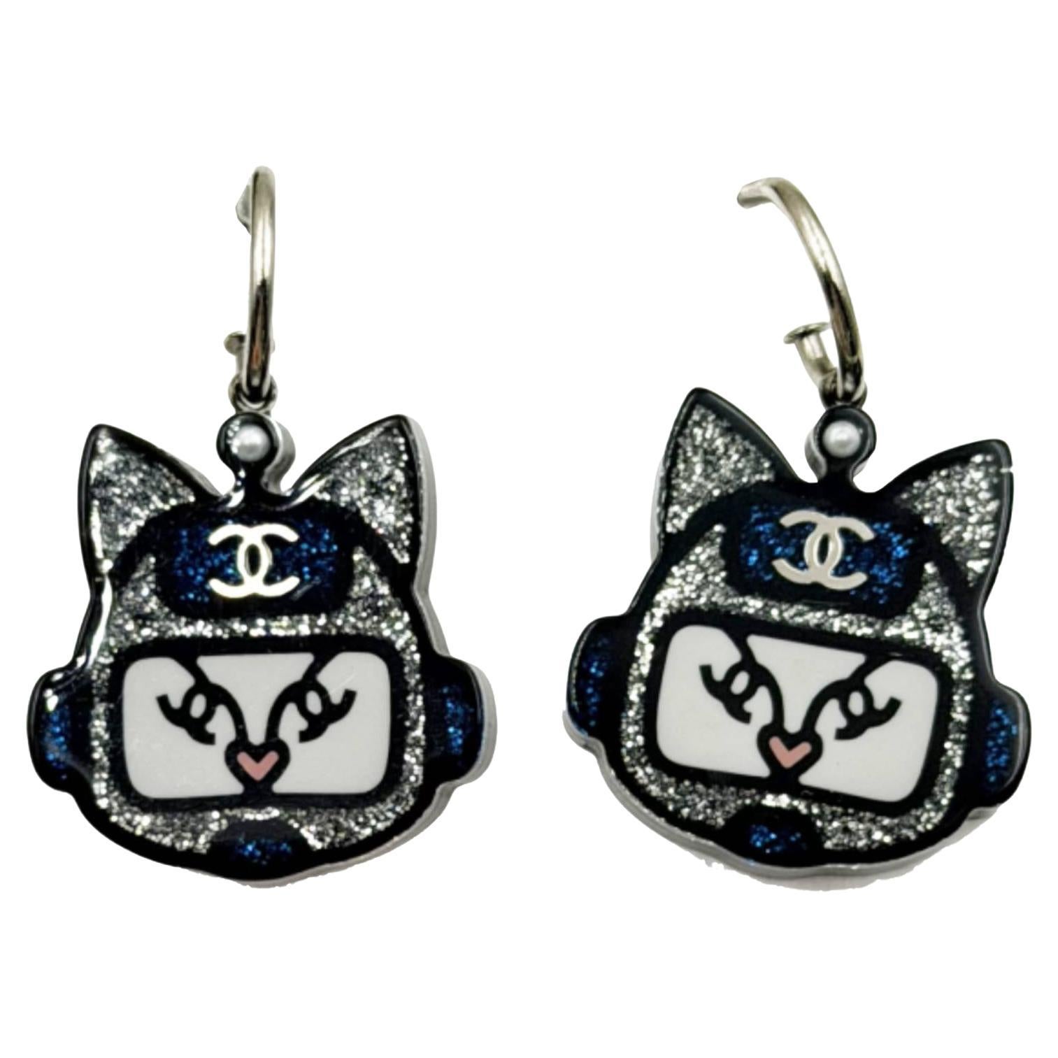 Orecchini a cerchio Chanel Silver CC Blue Glitter Cat in vendita