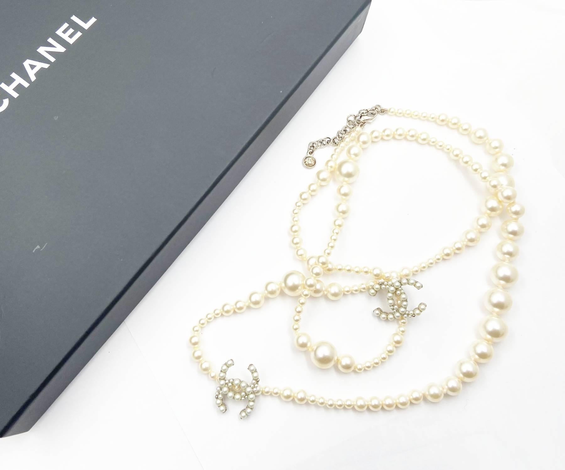 Chanel Silver CC Bubble Pearl Pearl Necklace

*Marked 14
*Made in France
*Comes with the original box and pouch

-Approximately 36″ long
-The pendants are approximately 0.75″ x 1″.
-Very classic and pretty
-It is in a very good condition. There are