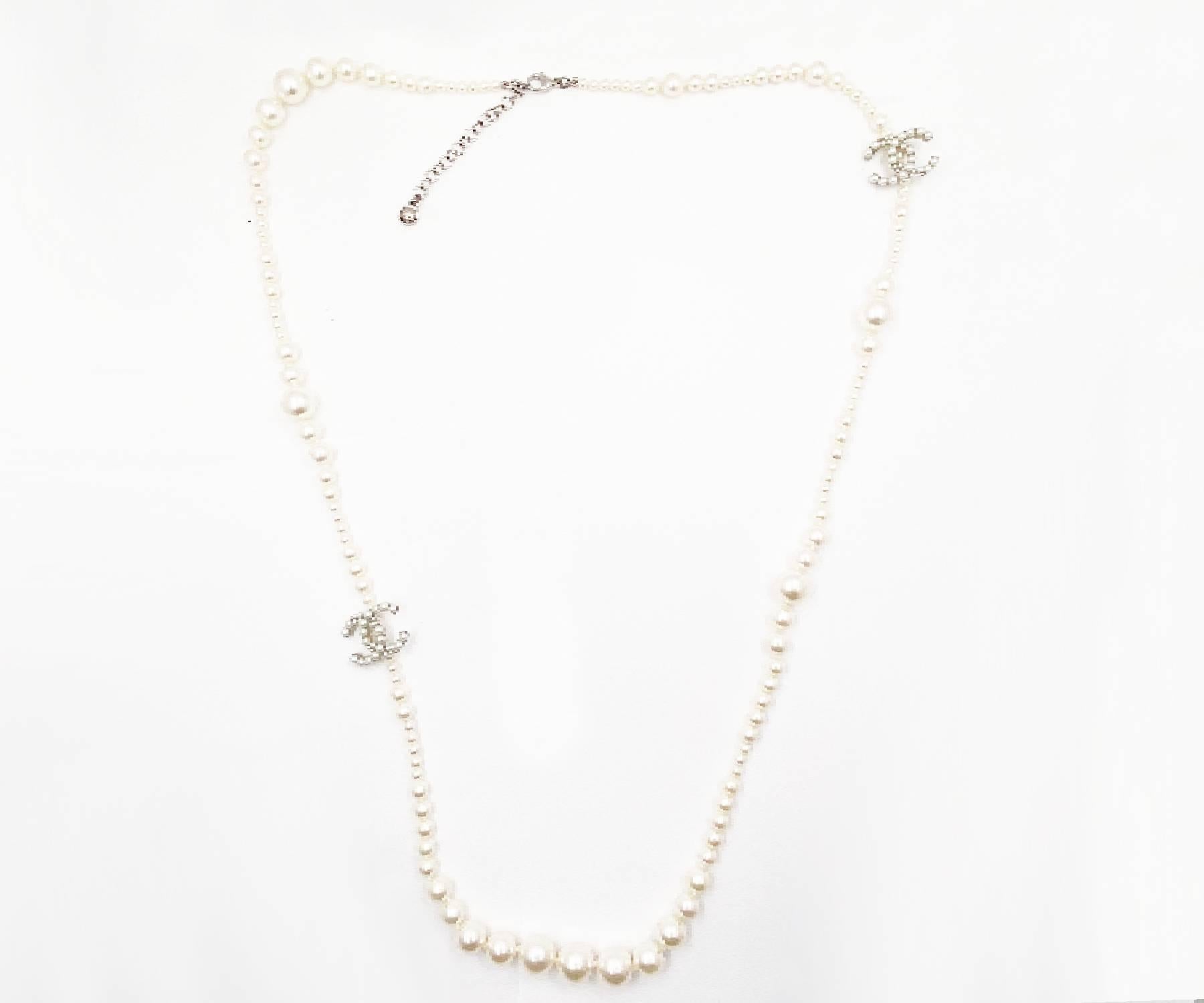 Chanel Silver CC Bubble Pearl Pearl Necklace

*Marked 14
*Made in France
*Comes with original box and pouch

-Approximately 36″
-The pendants are approximately 0.75″ x 1″.
-Very classic and pretty
-It is in a very good condition. There are some