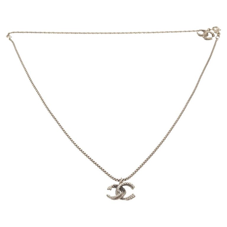 Chanel 1995 Gold Hammered Metal Round Chain Link CC Heart Necklace