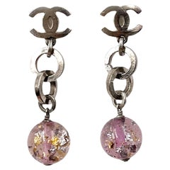 Chanel - Longues boucles d'oreilles percées avec chaîne CC en argent et perles violettes   