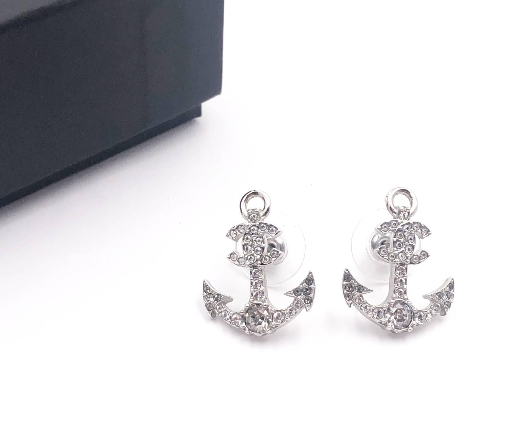 Chanel Silver CC Crystal Anchor Piercing Earrings

*Marked in18
*Made in italy
*Comes with the original box and pouch

-Approximately 1