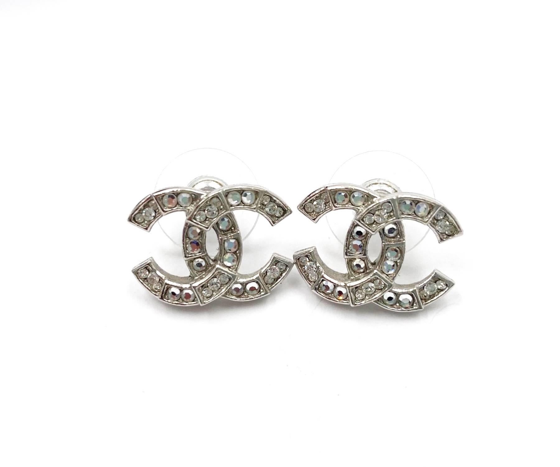 Chanel Silber CC Kristall Ziegel-Ohrringe mit durchbohrten Ohrringen im Zustand „Hervorragend“ in Pasadena, CA